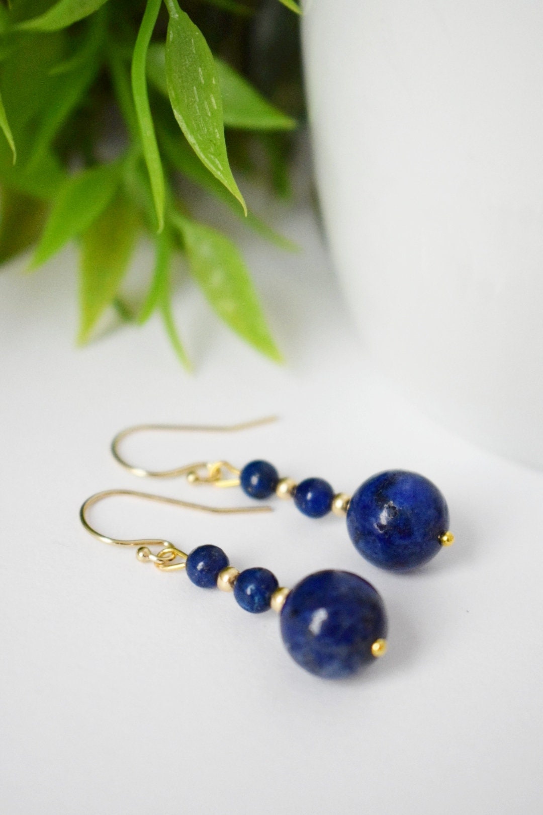 Goldgefüllte Lapisohrringe, Lapislazuli-Ohrringe, Edelsteinohrringe, Steinohrringe, Gold, 14 Karat, Dunkelblau, zierlich, Geschenk für Frauen
