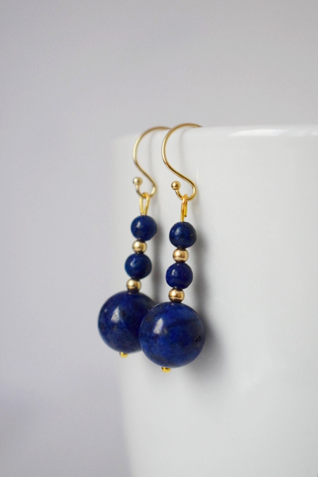 Goldgefüllte Lapisohrringe, Lapislazuli-Ohrringe, Edelsteinohrringe, Steinohrringe, Gold, 14 Karat, Dunkelblau, zierlich, Geschenk für Frauen