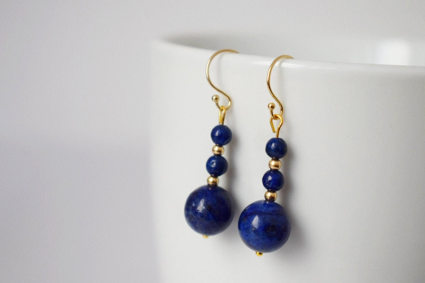 Goldgefüllte Lapisohrringe, Lapislazuli-Ohrringe, Edelsteinohrringe, Steinohrringe, Gold, 14 Karat, Dunkelblau, zierlich, Geschenk für Frauen