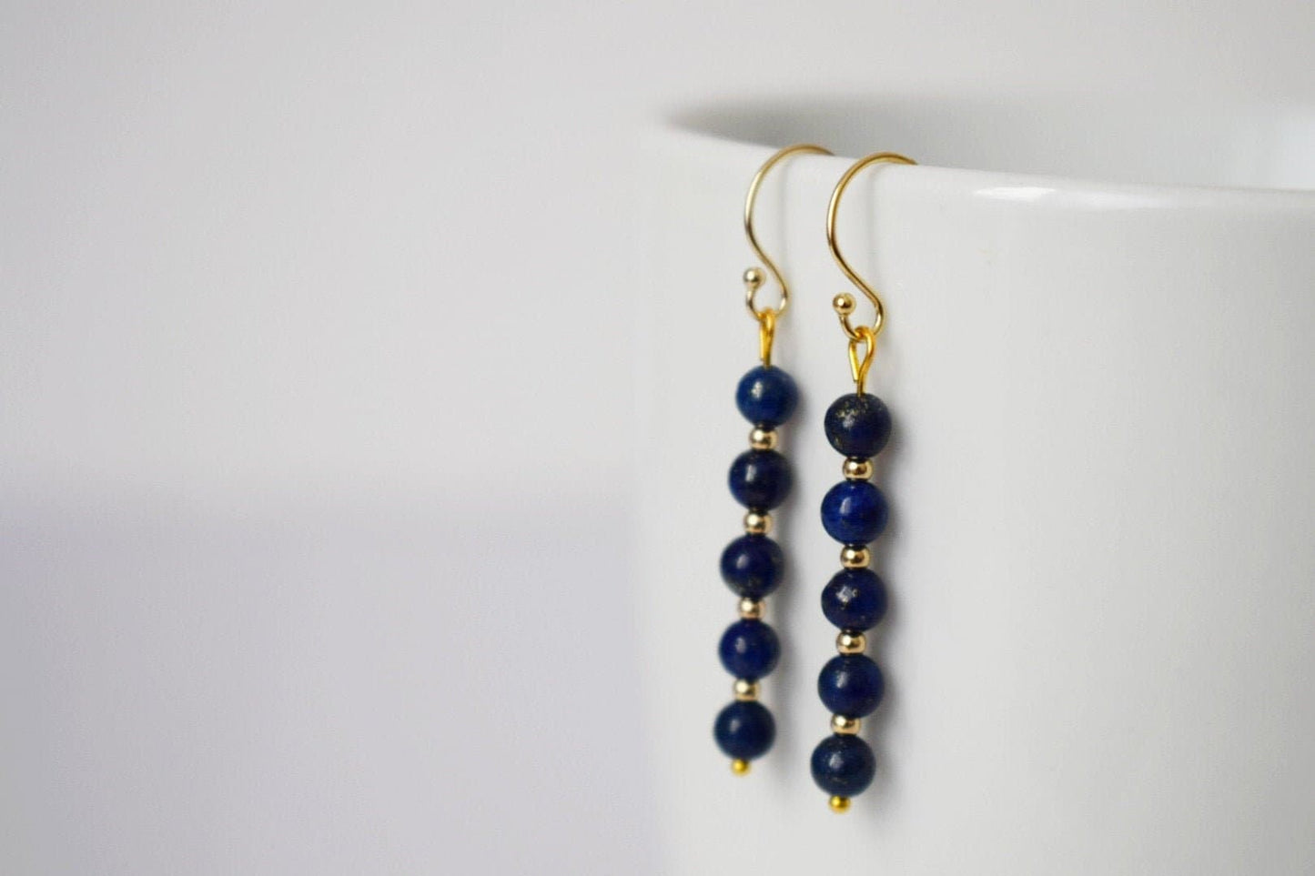 Lapislazuli-Goldohrringe, Lapis-Ohrringe, zierliche Edelstein-Ohrringe, Steinohrringe, Dunkelblau, Lapislazuli-Schmuck, Geschenk für Frauen