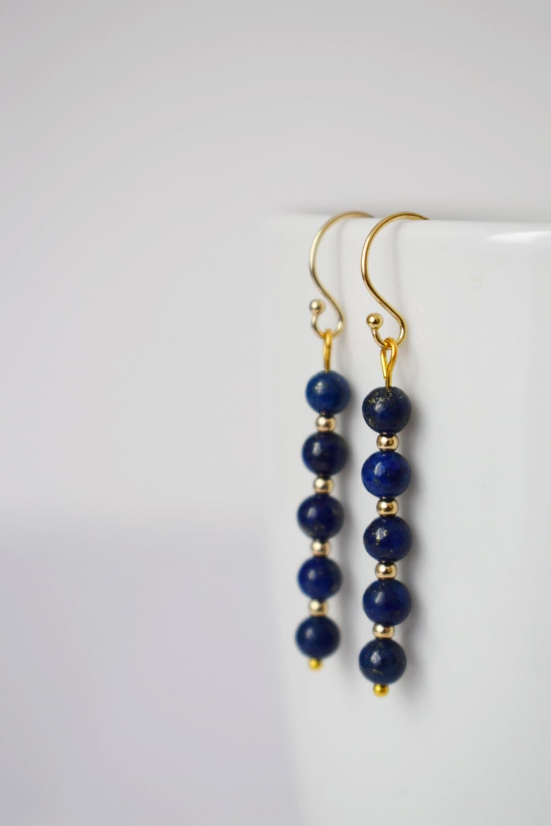Lapislazuli-Goldohrringe, Lapis-Ohrringe, zierliche Edelstein-Ohrringe, Steinohrringe, Dunkelblau, Lapislazuli-Schmuck, Geschenk für Frauen