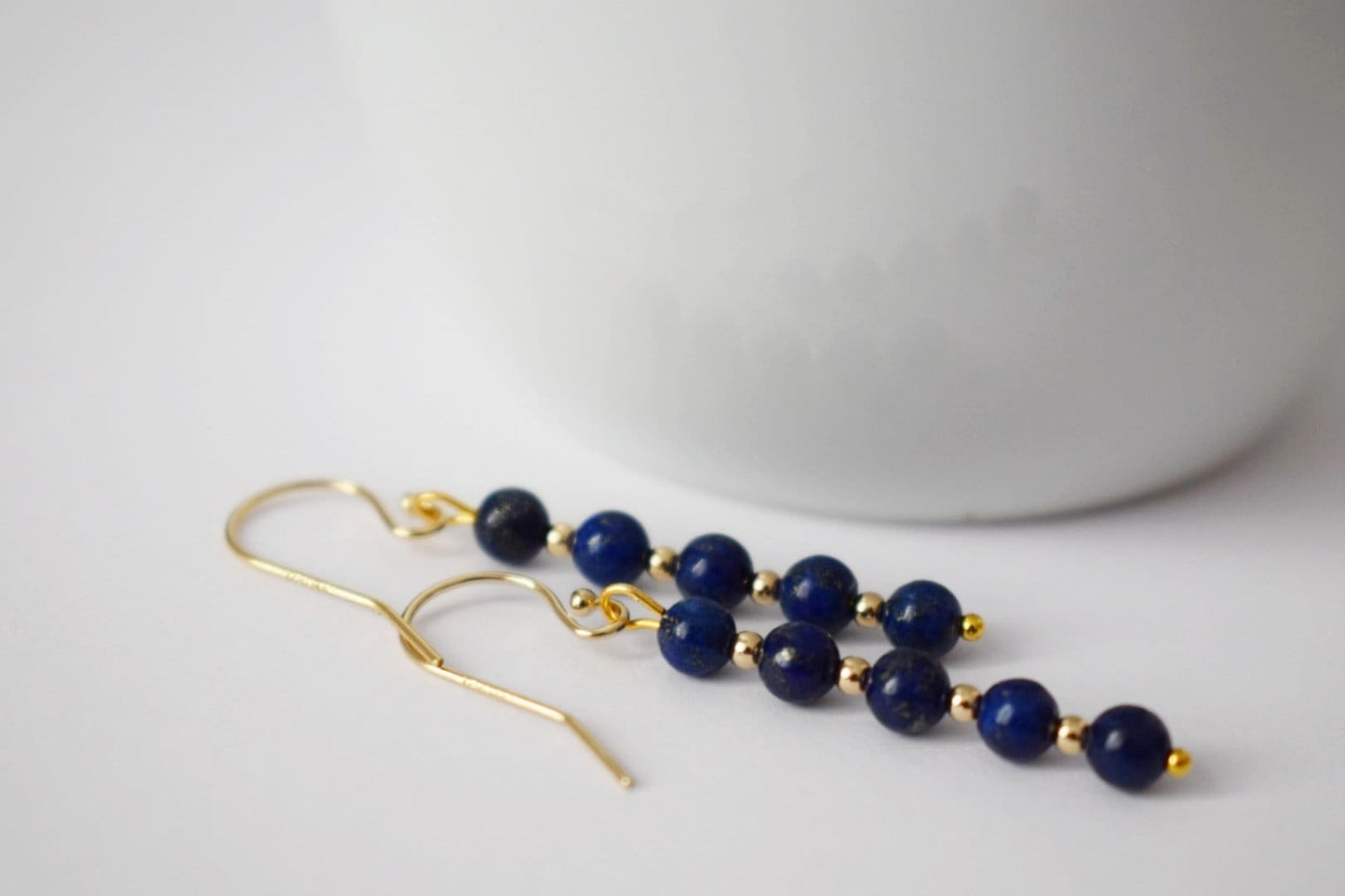 Lapislazuli-Goldohrringe, Lapis-Ohrringe, zierliche Edelstein-Ohrringe, Steinohrringe, Dunkelblau, Lapislazuli-Schmuck, Geschenk für Frauen
