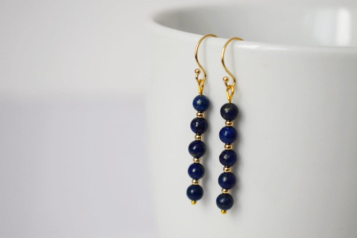 Lapislazuli-Goldohrringe, Lapis-Ohrringe, zierliche Edelstein-Ohrringe, Steinohrringe, Dunkelblau, Lapislazuli-Schmuck, Geschenk für Frauen