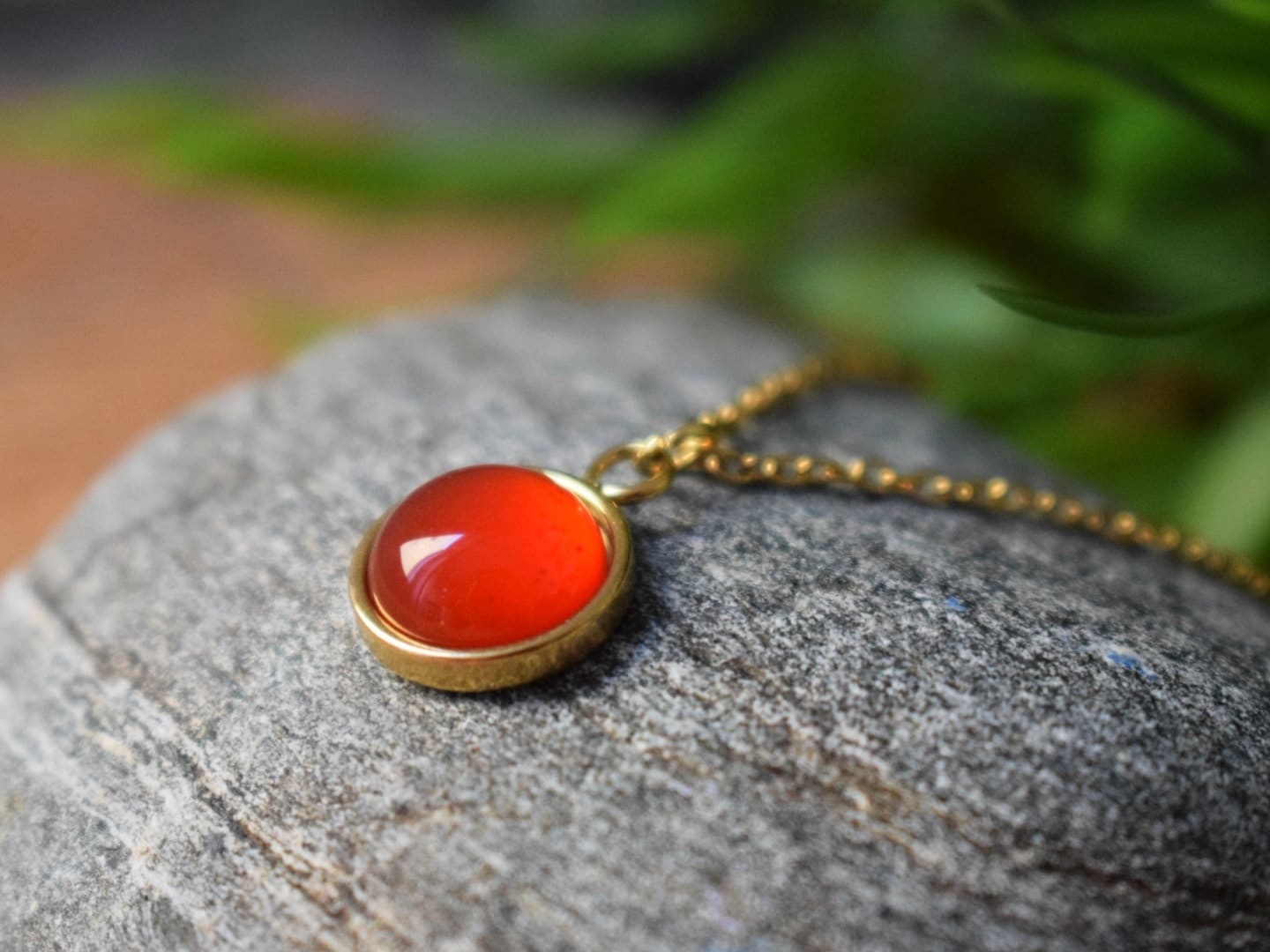 Rote Achatkette für Damen, runder Edelsteinanhänger, 18 Karat vergoldeter Edelstahl, Geburtsstein, minimalistischer handgefertigter Schmuck, Geschenk für Sie