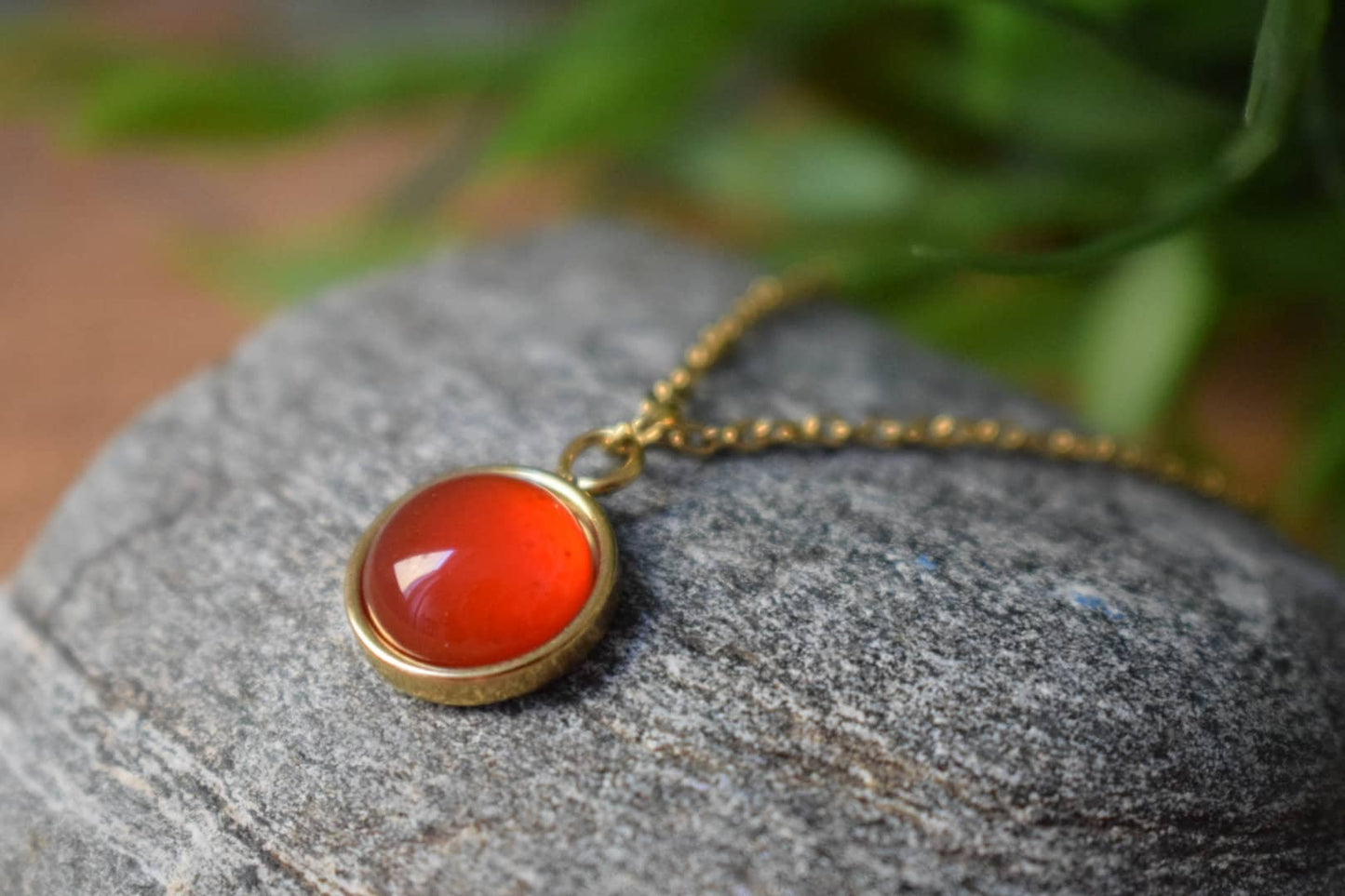 Rote Achatkette für Damen, runder Edelsteinanhänger, 18 Karat vergoldeter Edelstahl, Geburtsstein, minimalistischer handgefertigter Schmuck, Geschenk für Sie