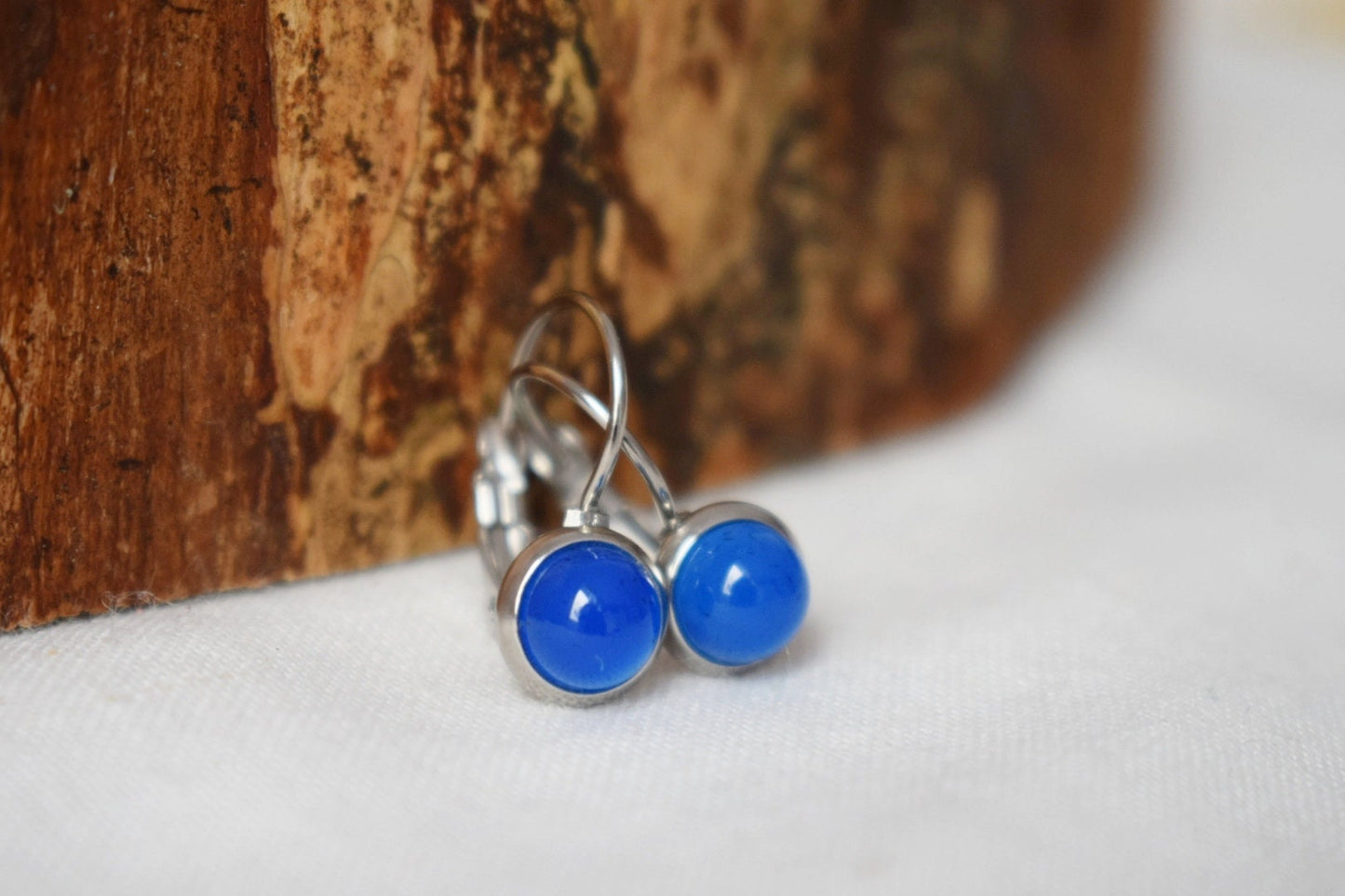 Mini Ohrringe aus blauem Achat, Minimalistische Edelstein Ohrringe, Kleine Naturstein Ohrringe, Handgefertigter Schmuck, Bestes Geschenk für Sie