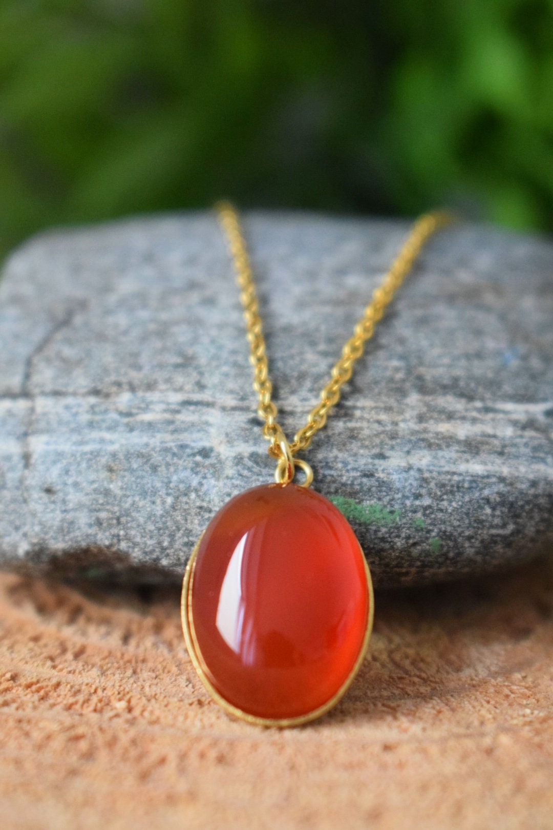 Rote Achat Halskette Gold, Ovale rote Edelstein Halskette, Rotgold, Roter Stein Anhänger Halskette, Achat Schmuck, handgefertigter Schmuck, Geschenk für Frauen