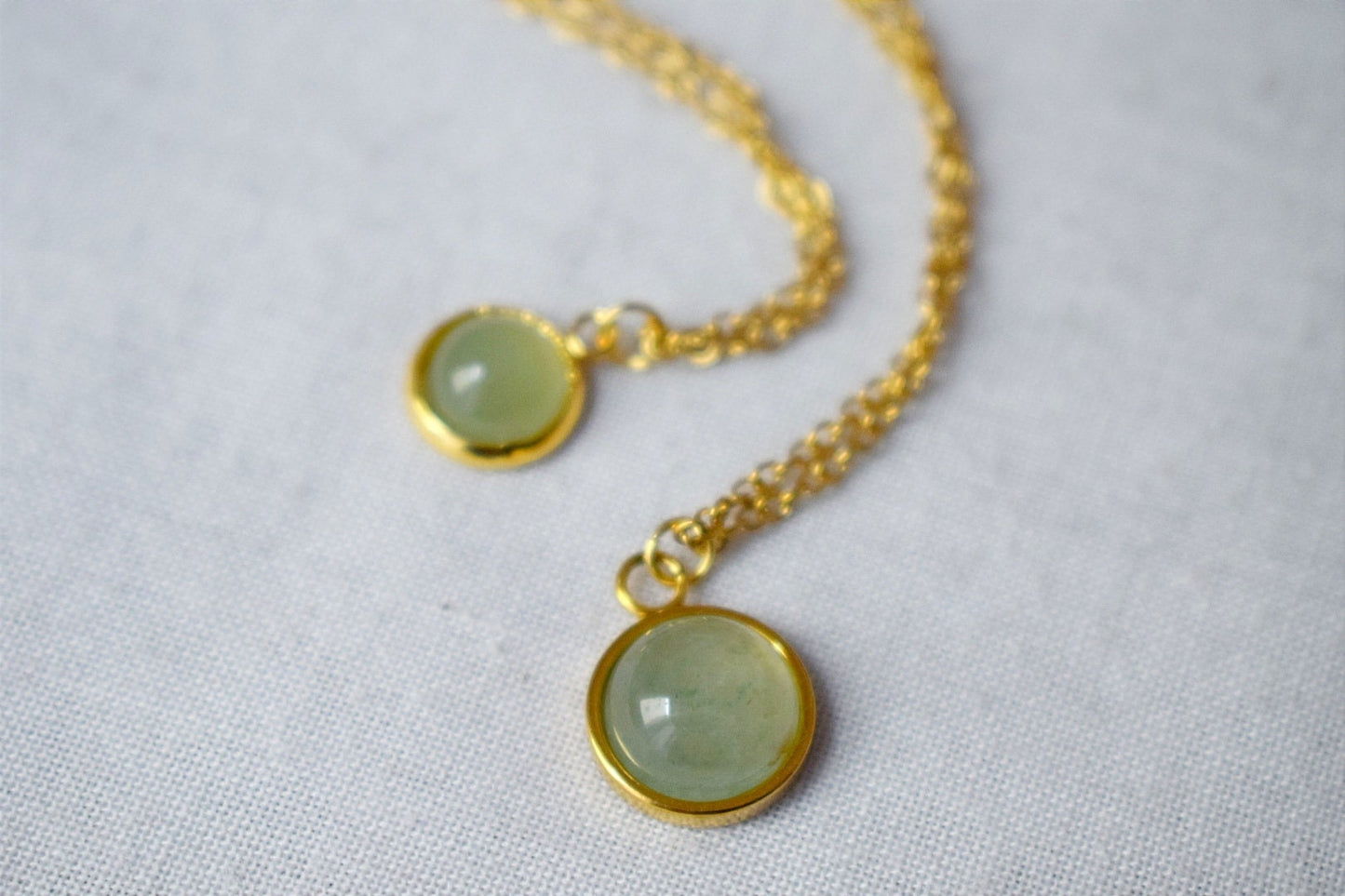 Halskette Grüner Aventurin, Kleiner Edelstein Goldener Anhänger, Naturstein Lagenkette, 18k vergoldeter Schmuck, Elegantes Geschenk für Sie