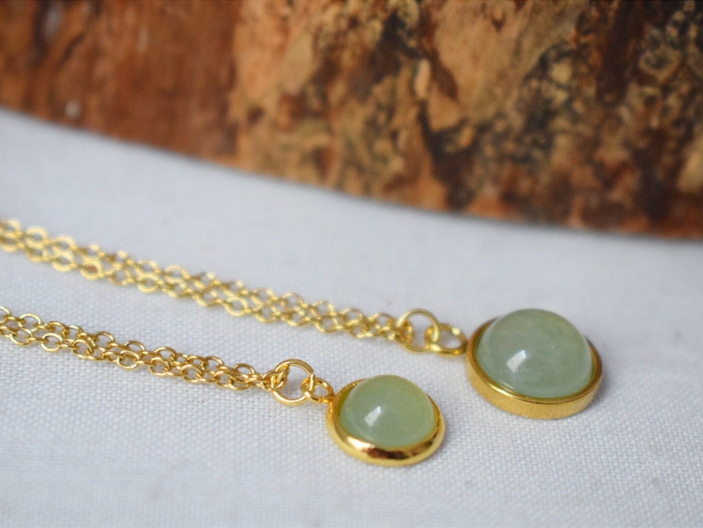 Halskette Grüner Aventurin, Kleiner Edelstein Goldener Anhänger, Naturstein Lagenkette, 18k vergoldeter Schmuck, Elegantes Geschenk für Sie