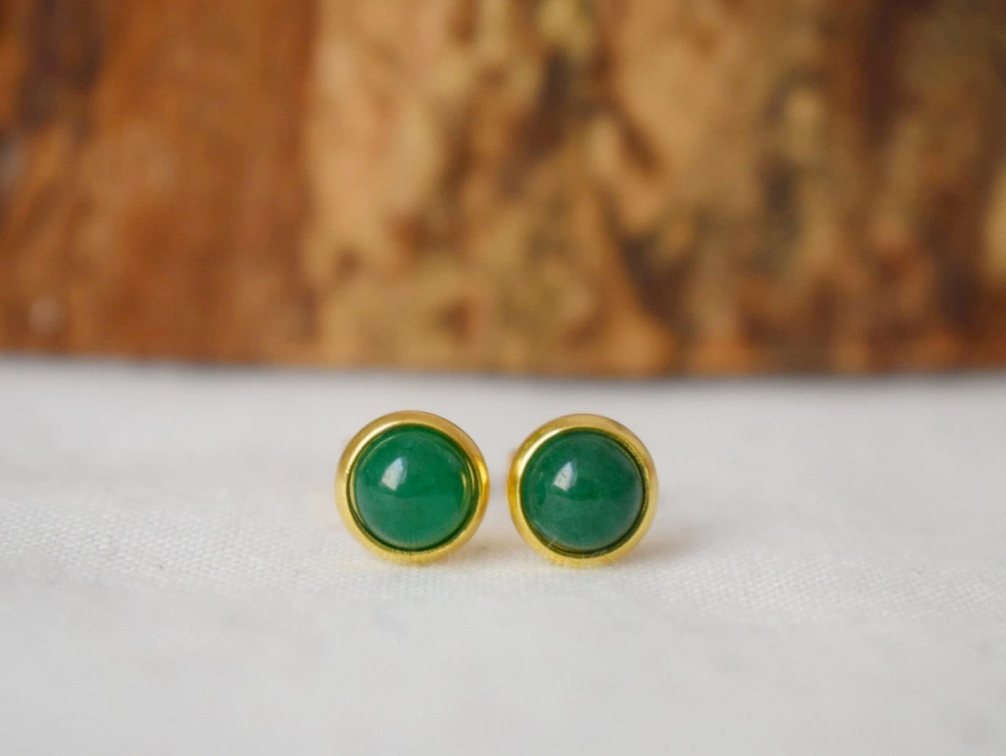Mini Grüne Jade Ohrstecker, Minimalistische Edelstein Ohrringe, Kleine Ohrstecker für Frauen, Geschenkschmuck für Sie