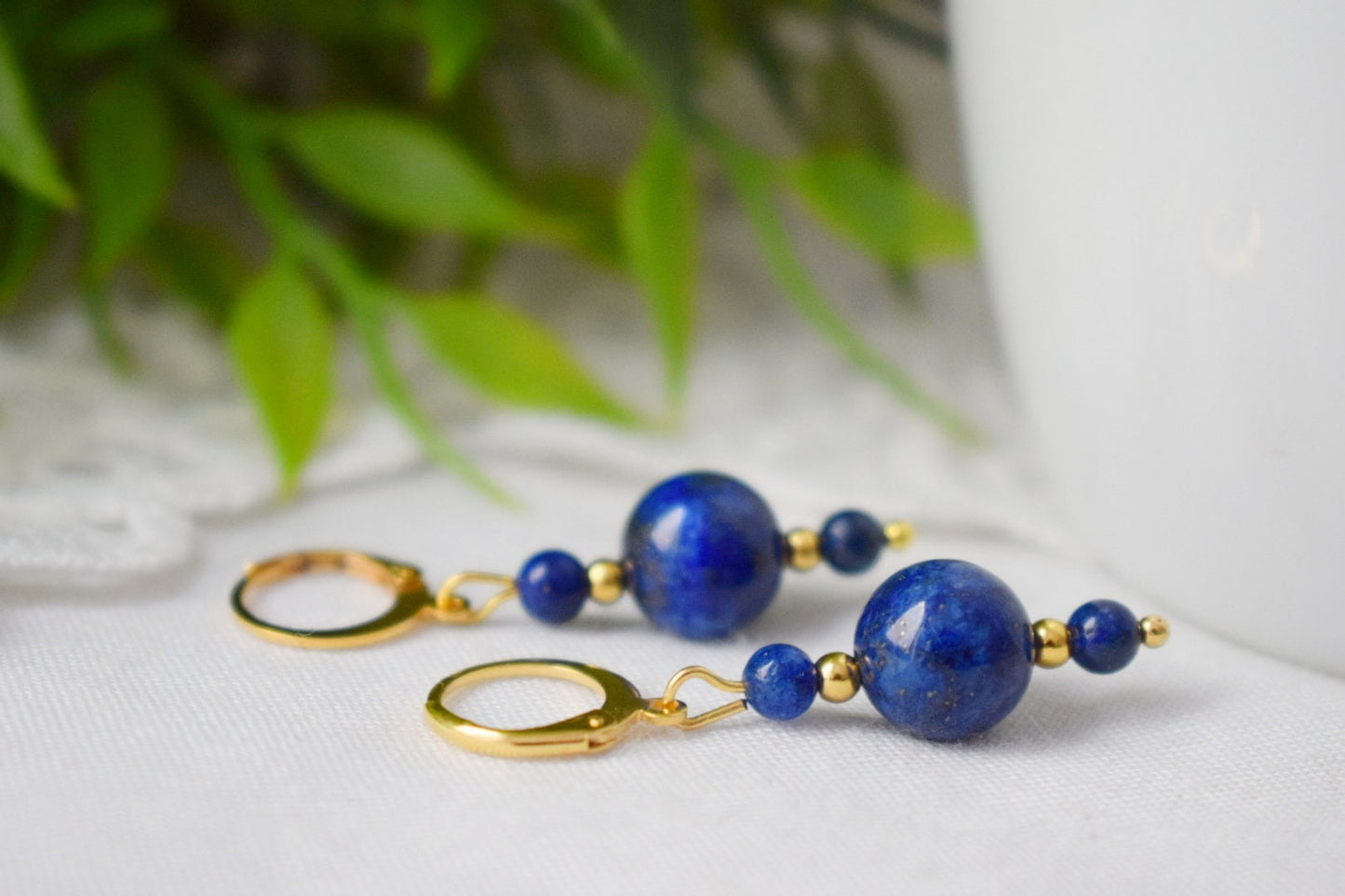 Lapislazuli-Ohrringe, Lapisperlen-Ohrringe, kleine Ohrringe in Dunkelblau-Goldfarbe, Edelstein, Geburtssteinschmuck für September, Geschenk für Sie