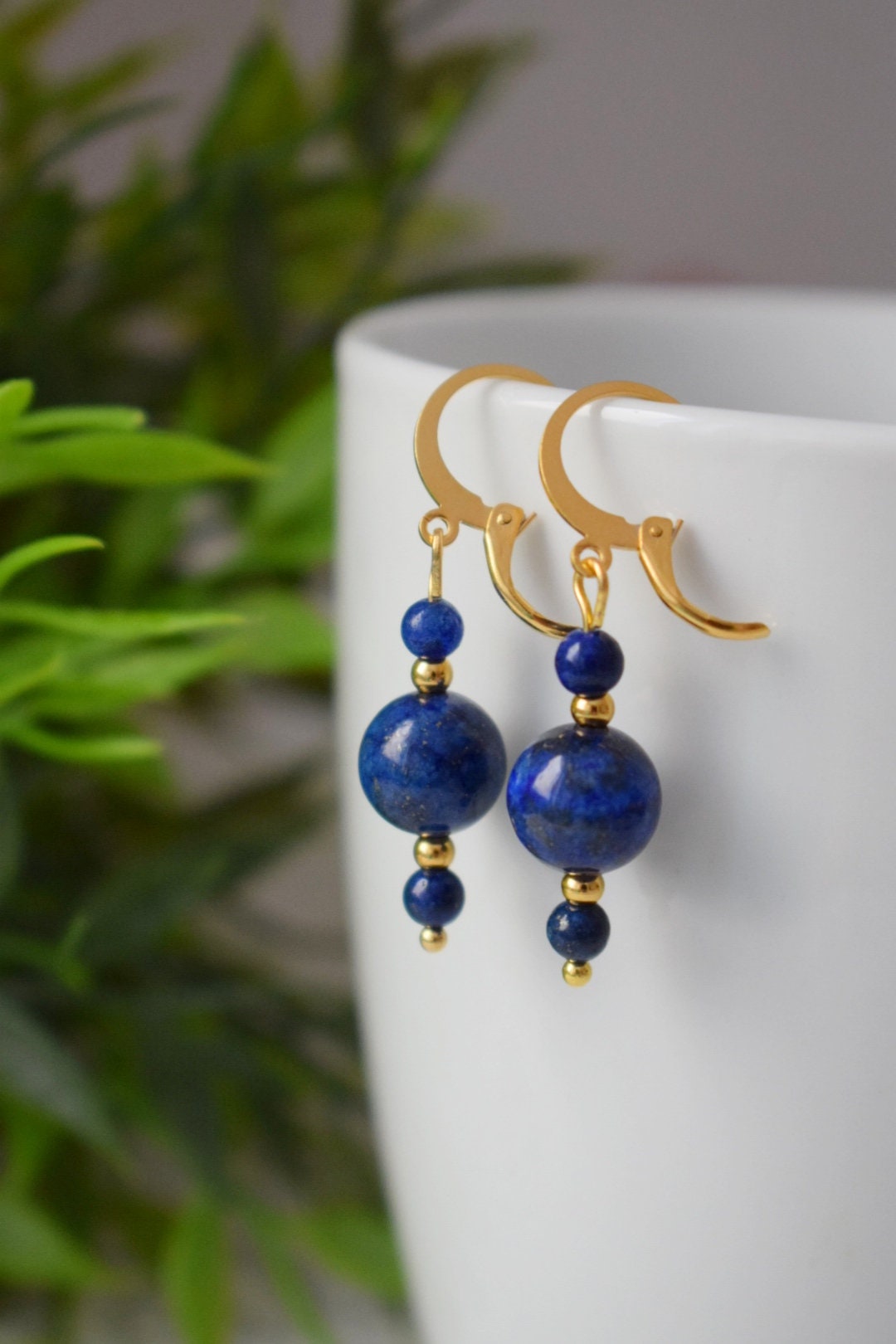 Lapislazuli-Ohrringe, Lapisperlen-Ohrringe, kleine Ohrringe in Dunkelblau-Goldfarbe, Edelstein, Geburtssteinschmuck für September, Geschenk für Sie
