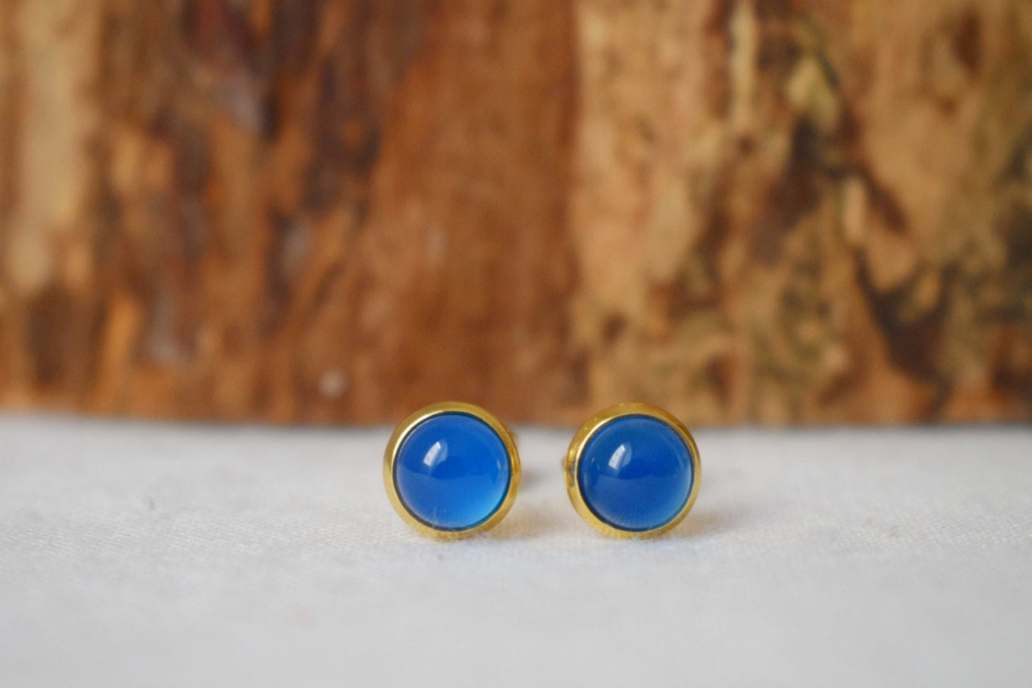 Mini Blaue Achat Ohrstecker, 6mm Gold Ohrstecker, Kleine runde Edelstein Ohrringe, Minimalistischer Achat Geburtsstein Schmuck, Geschenk für Sie
