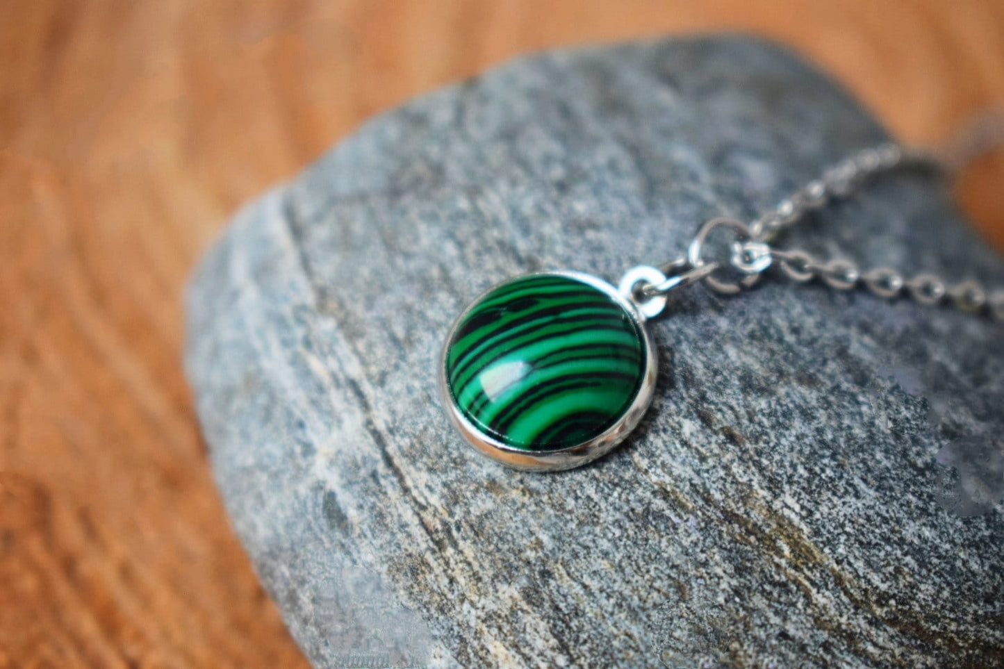 Malachit-Ohrringe, 12 mm runde Edelstein-Ohrringe aus Edelstahl mit Hebelverschluss, leichter Schmuck, bestes handgemachtes Geschenk für Sie