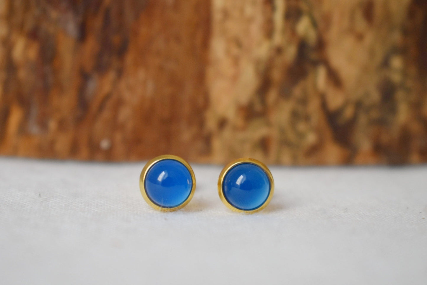 Mini Blaue Achat Ohrstecker, 6mm Gold Ohrstecker, Kleine runde Edelstein Ohrringe, Minimalistischer Achat Geburtsstein Schmuck, Geschenk für Sie