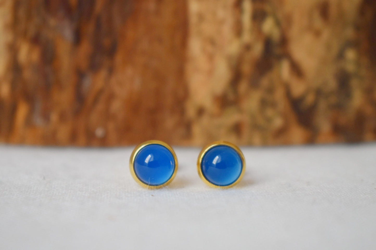 Mini Blaue Achat Ohrstecker, 6mm Gold Ohrstecker, Kleine runde Edelstein Ohrringe, Minimalistischer Achat Geburtsstein Schmuck, Geschenk für Sie