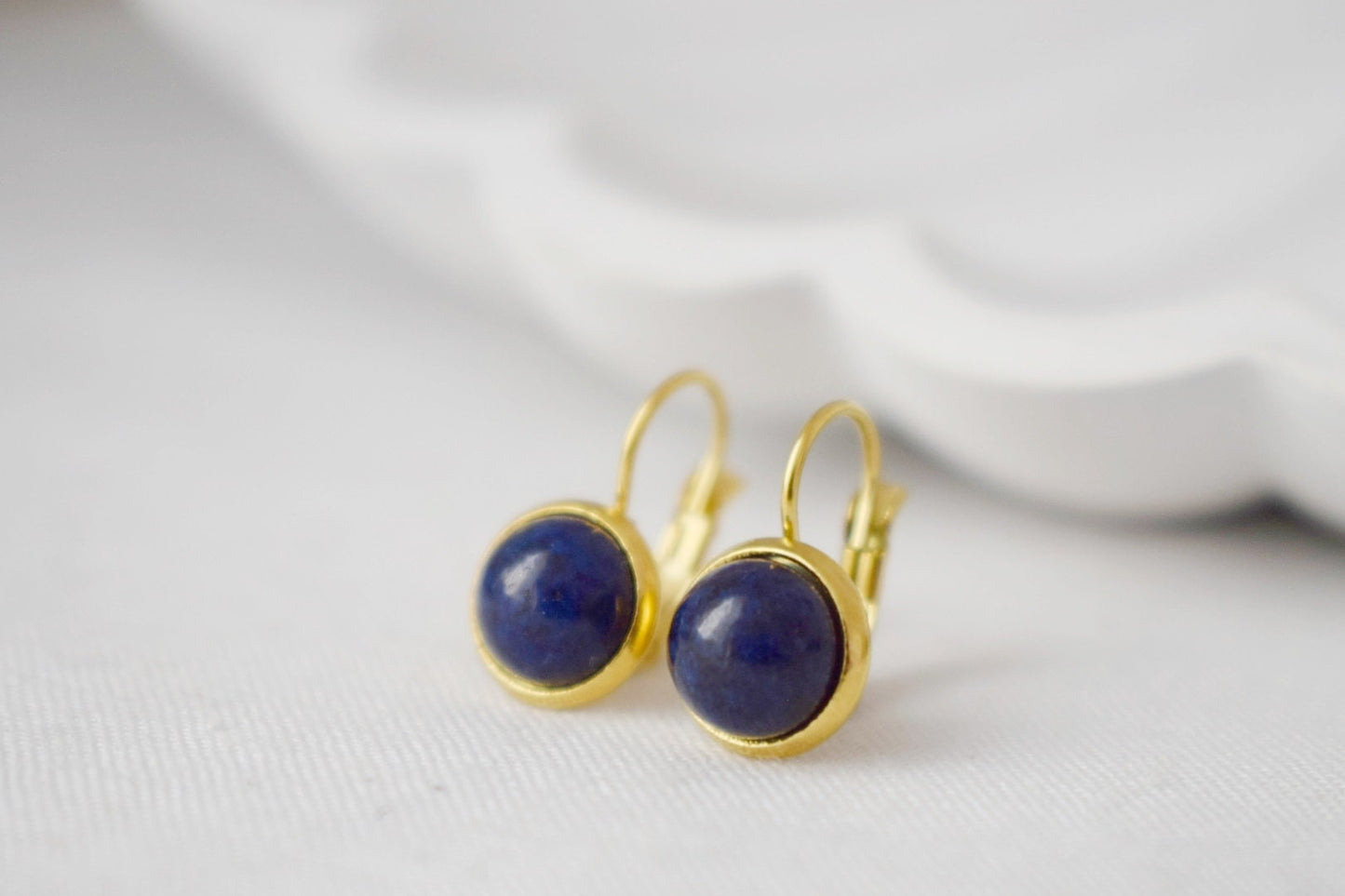 Kleine Lapislazuli-Ohrringe, Blaue Edelstein-Ohrringe, September-Geburtsstein-Schmuck, Goldene Ohrringe für Frauen, handgemachtes Geschenk