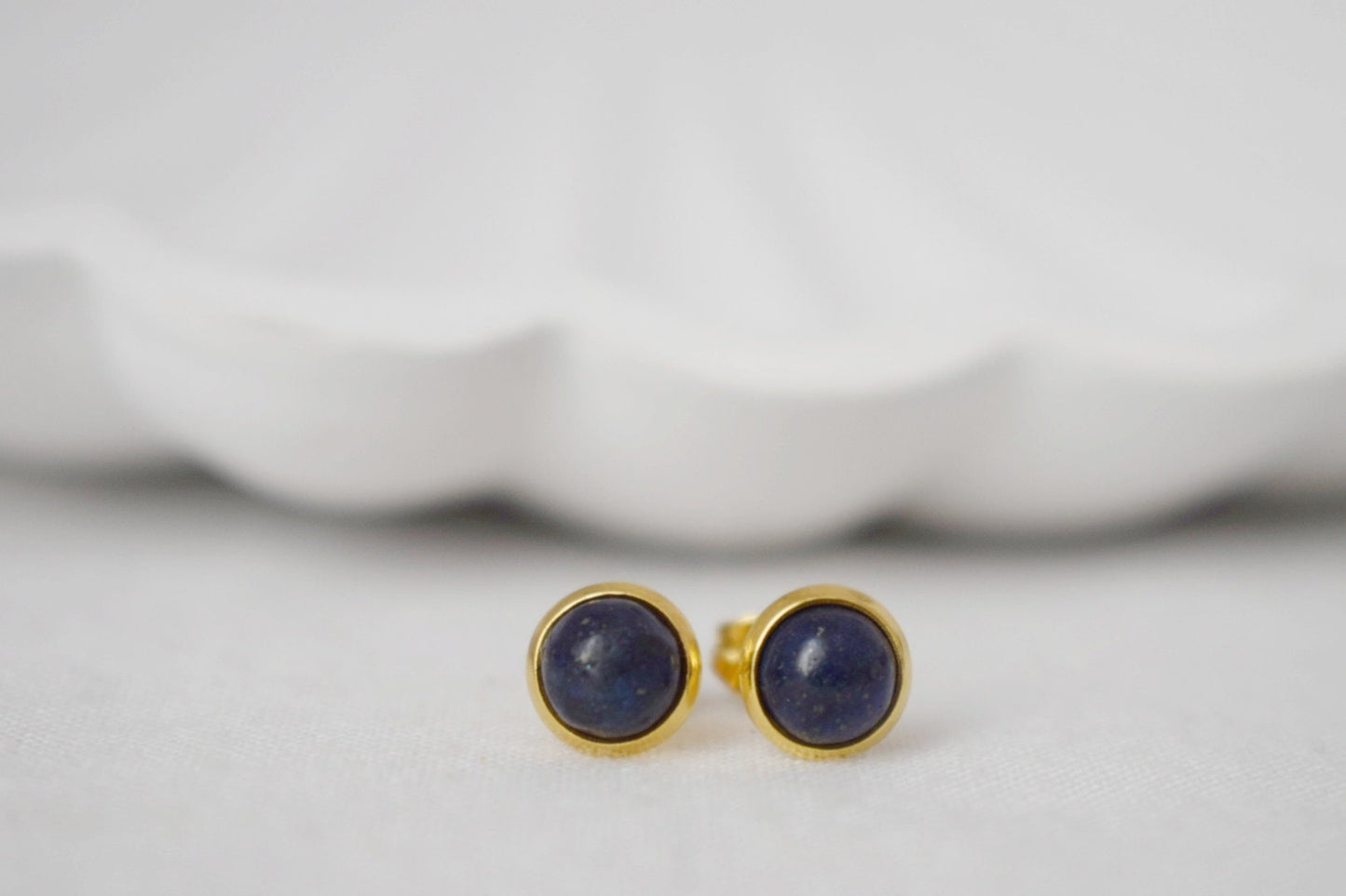 Mini Lapis Ohrstecker Gold, 6mm, Kleine blaue Lapislazuli Ohrringe, rund, minimalistisch, handgefertigter Lapislazuli Schmuck, September Geburtsstein