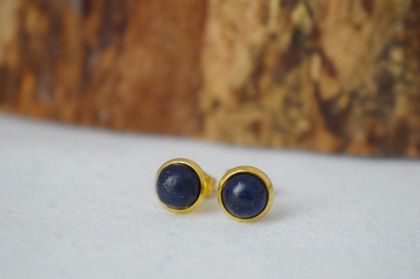 Mini Lapis Ohrstecker Gold, 6mm, Kleine blaue Lapislazuli Ohrringe, rund, minimalistisch, handgefertigter Lapislazuli Schmuck, September Geburtsstein