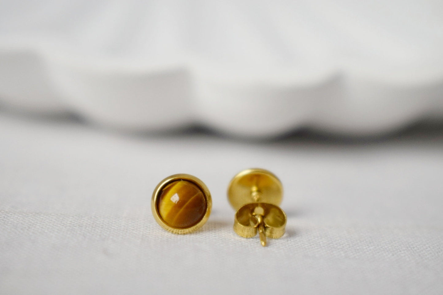 Mini Tigerauge Ohrstecker, 18k vergoldete Edelstein 6mm Ohrstecker, kleiner brauner Stein, minimalistischer Tigerauge Chakra Schmuck, Geschenk Sie