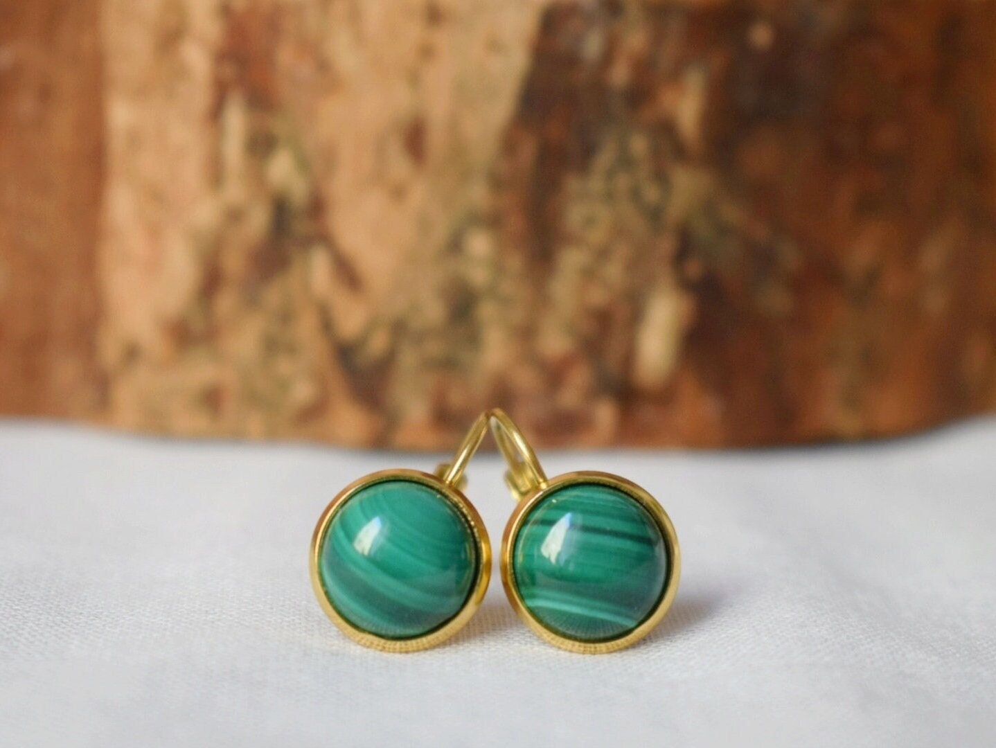 Natürliche Malachit-Ohrringe Gold, 10 mm Ohrhänger, klein, minimalistisch, grüner Edelstein, Hebelverschluss, Malachit-Schmuck, Geburtsstein-Ohrringe