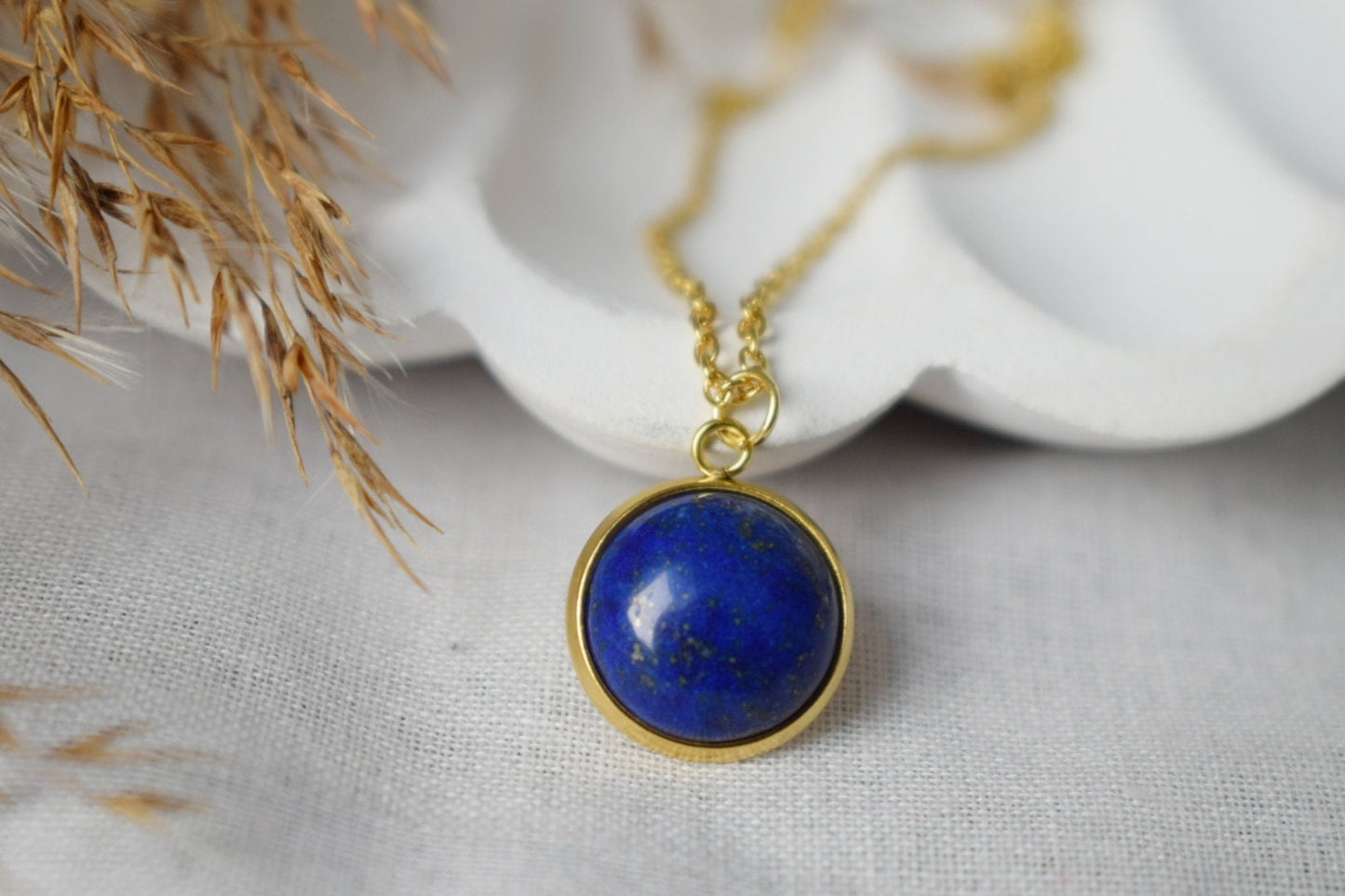Lapislazuli Goldkette, Blauer runder Edelstein Anhänger, Stein, September Geburtsstein, Cabochon, Lapislazuli Schmuck, Geburtstagsgeschenk für Sie