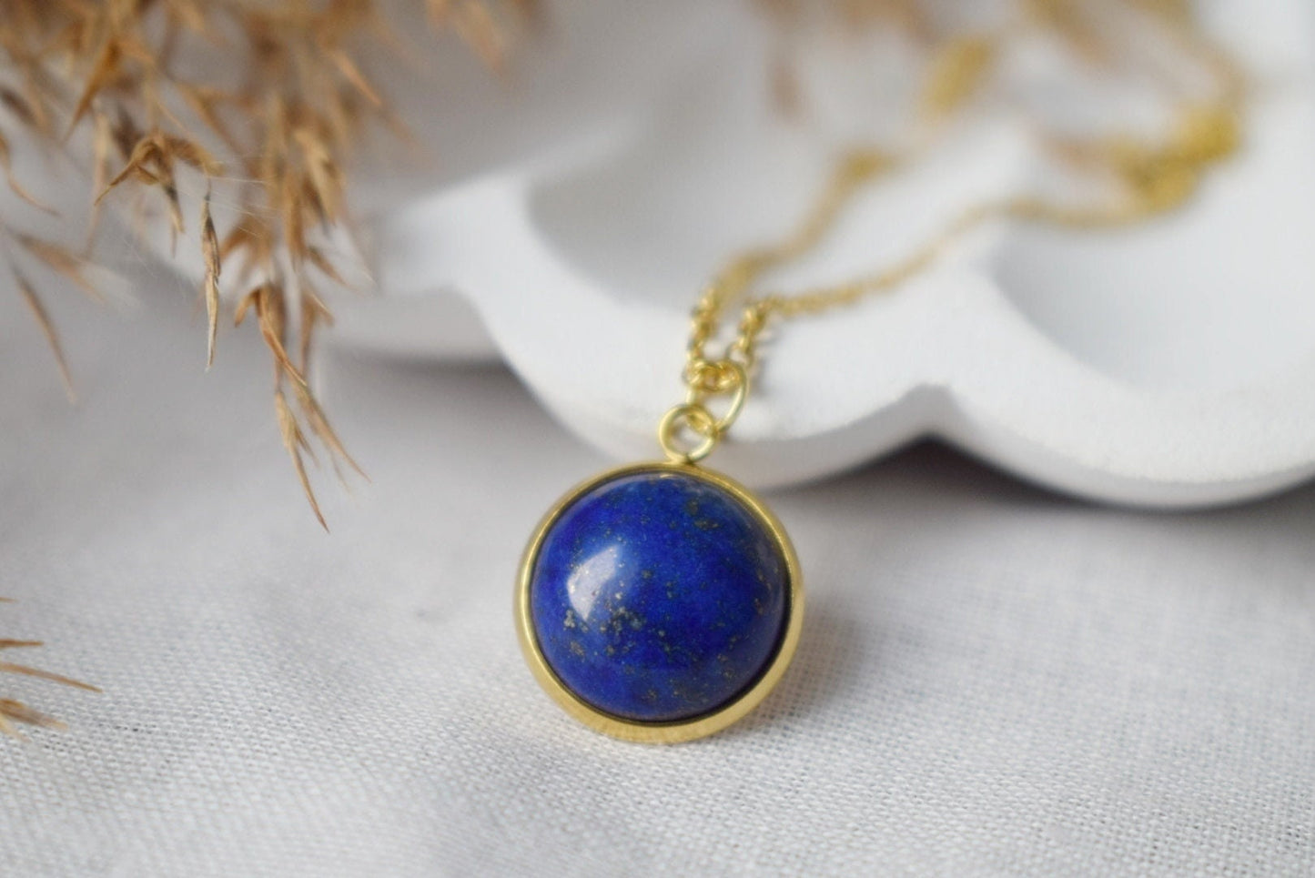 Lapislazuli Goldkette, Blauer runder Edelstein Anhänger, Stein, September Geburtsstein, Cabochon, Lapislazuli Schmuck, Geburtstagsgeschenk für Sie