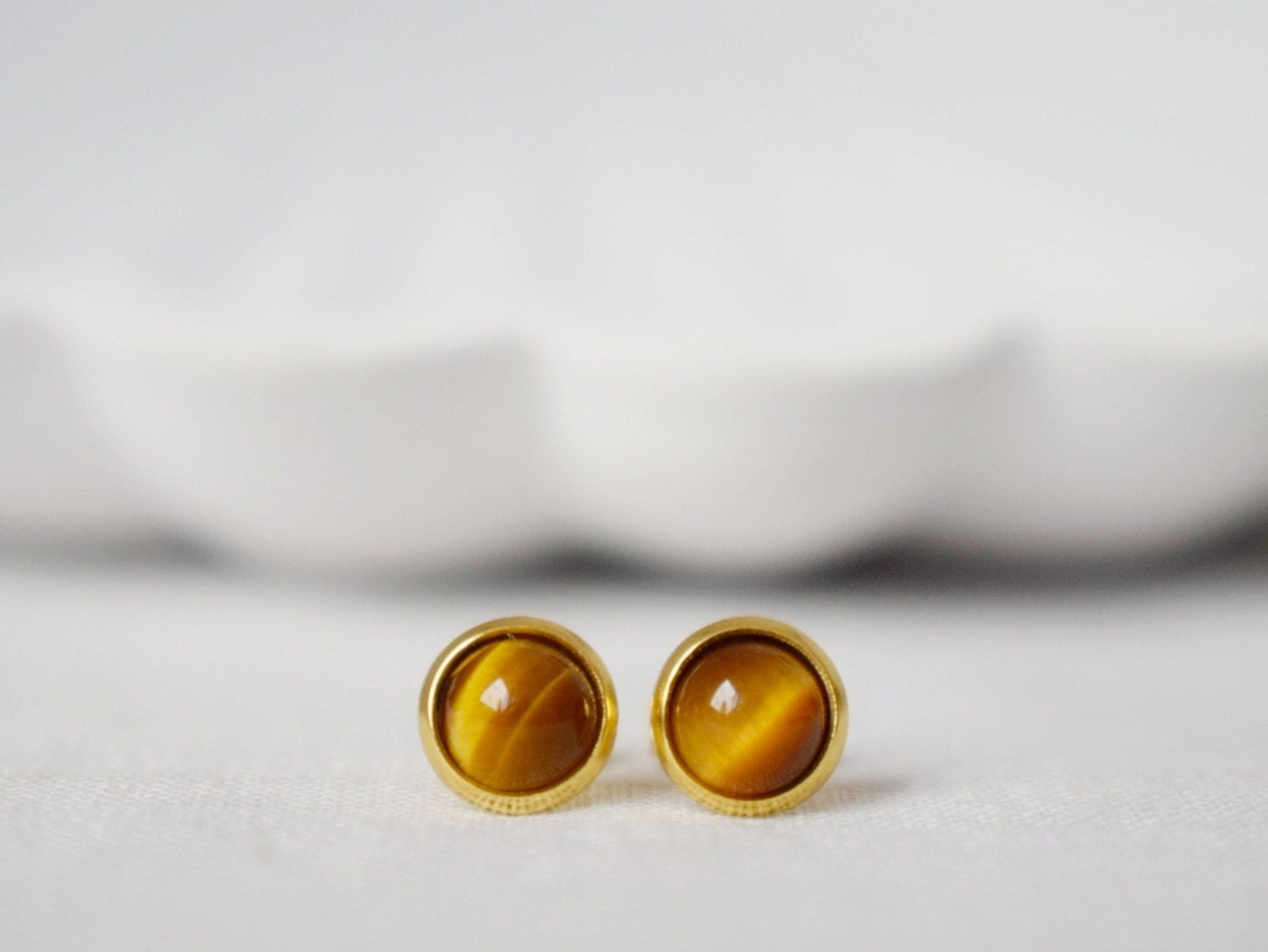 Mini Tigerauge Ohrstecker, 18k vergoldete Edelstein 6mm Ohrstecker, kleiner brauner Stein, minimalistischer Tigerauge Chakra Schmuck, Geschenk Sie