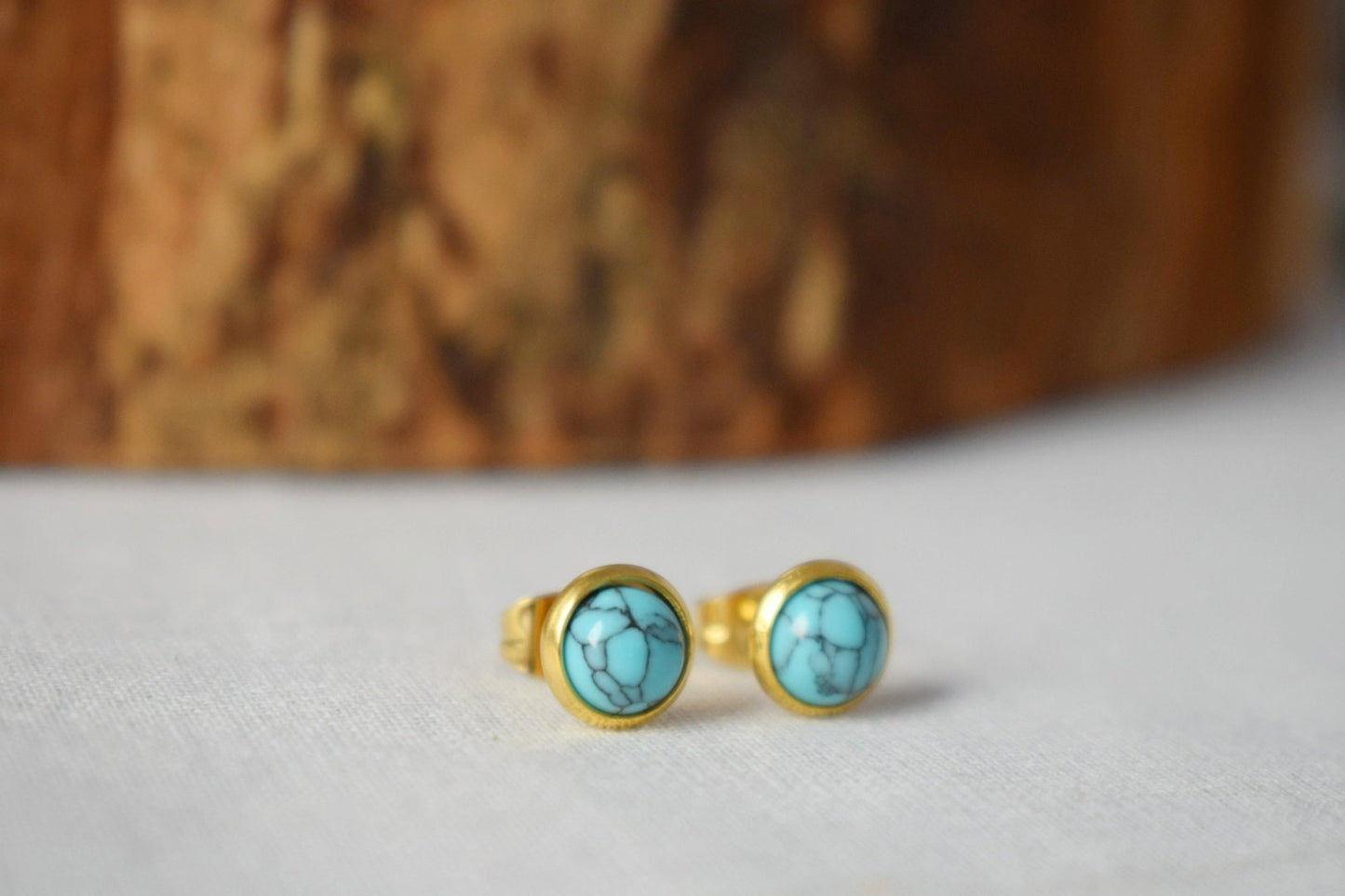 Mini türkise Ohrstecker, 18 Karat vergoldete 6 mm Ohrringe, Edelstein, Blaugold, Minimalistisch, Klein, Ohrstecker für Frauen, Geschenkschmuck