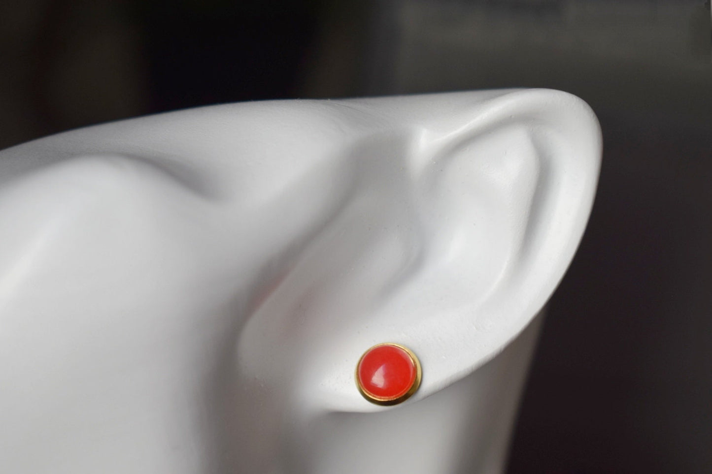 Rote Jade Ohrstecker, 18k vergoldet, 8mm runde Edelstein Ohrringe, kleine rote Ohrstecker, minimalistischer Schmuck, Geburtstagsgeschenk für Sie