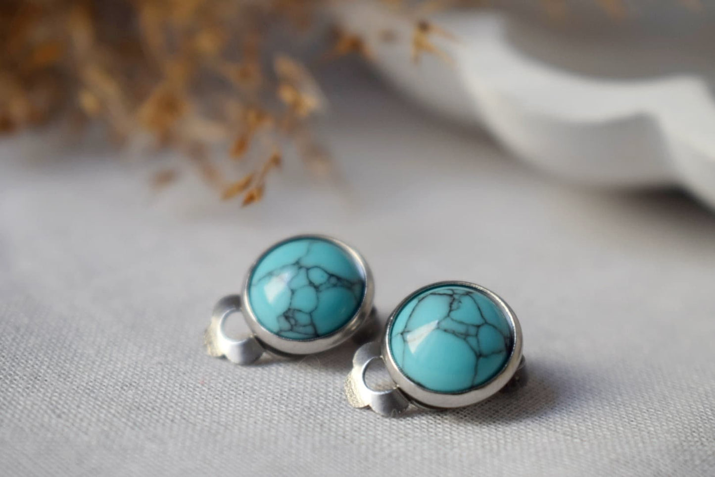 Ohrclips türkis, Ohrclips mit blauen Edelsteinen für Frauen, Ohrringe aus chirurgischem Edelstahl ohne Ohrloch, leichter handgefertigter Schmuck