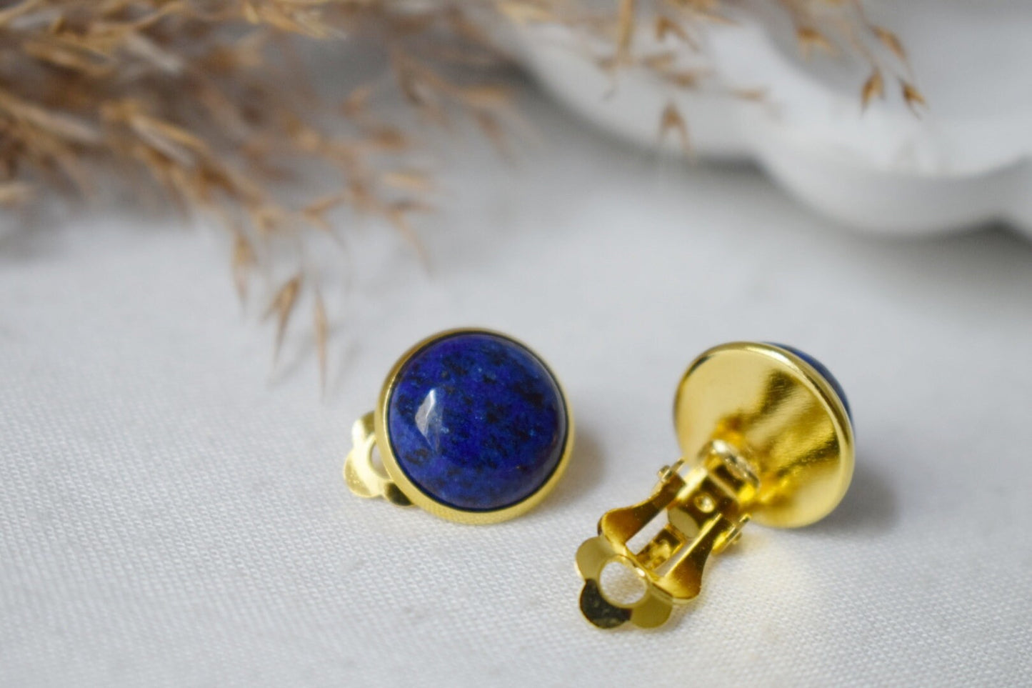 Vergoldete Ohrclips Lapislazuli, Ohrclips blauer Edelstein, Edelstahl, Runde Ohrclips für Frauen, Nicht durchbohrte Ohrringe