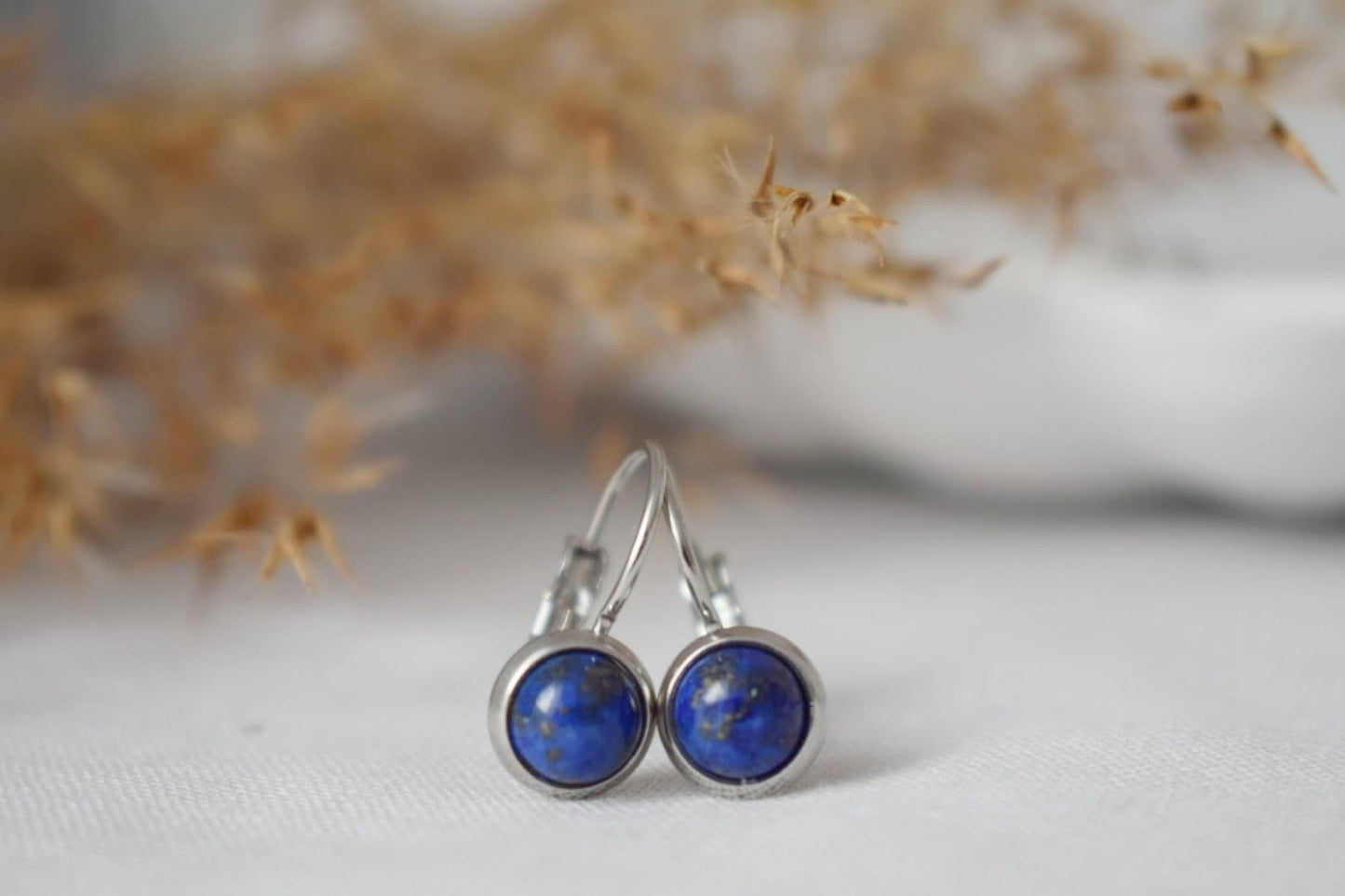Kleine blaue Lapislazuli-Ohrringe, minimalistisch, Edelstein, Naturstein, Hebelverschluss, rund, 6 mm, Schmuck mit Geburtsstein für September, Geschenk für sie