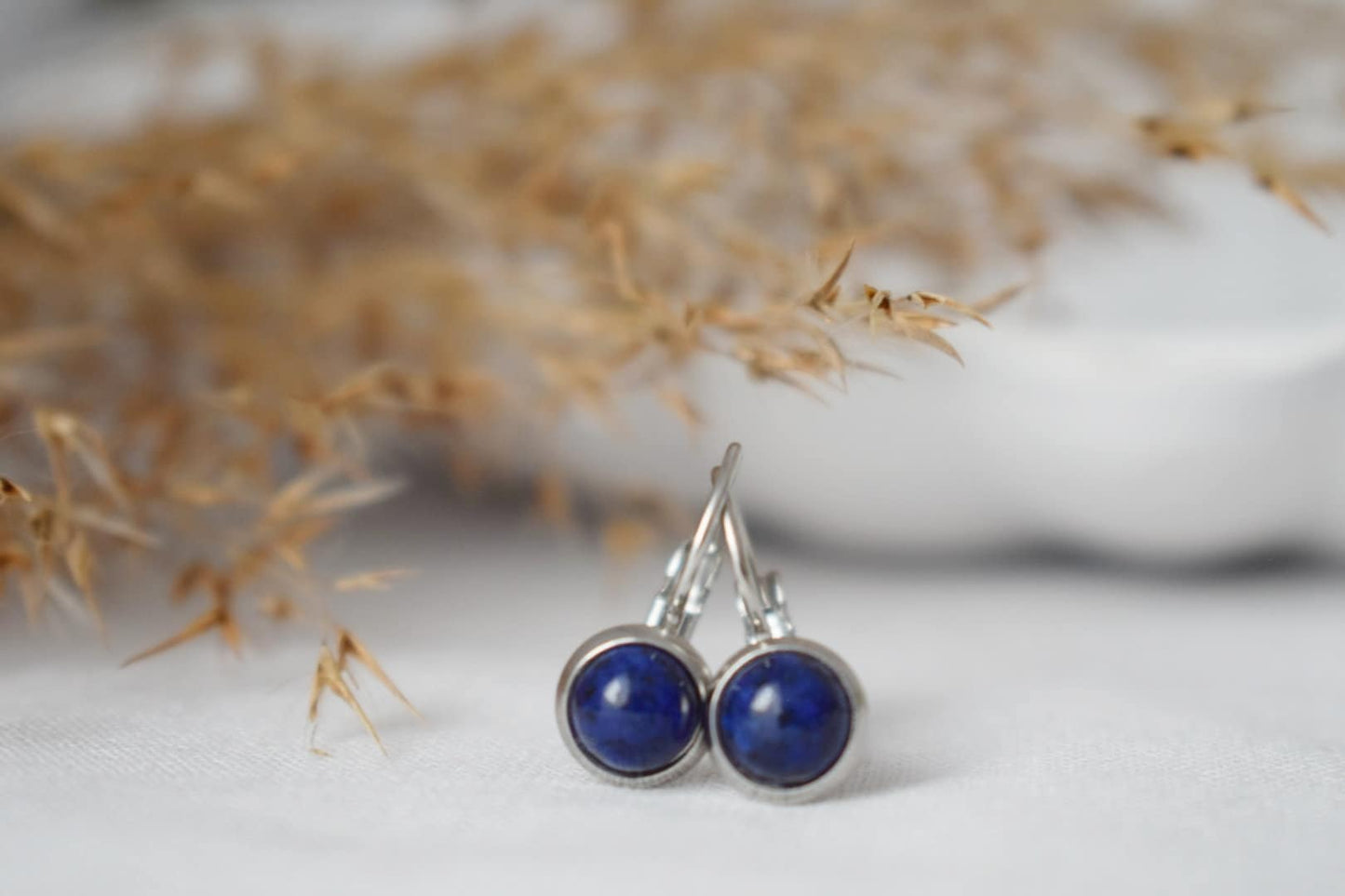 Kleine blaue Lapislazuli-Ohrringe, minimalistisch, Edelstein, Naturstein, Hebelverschluss, rund, 6 mm, Schmuck mit Geburtsstein für September, Geschenk für sie