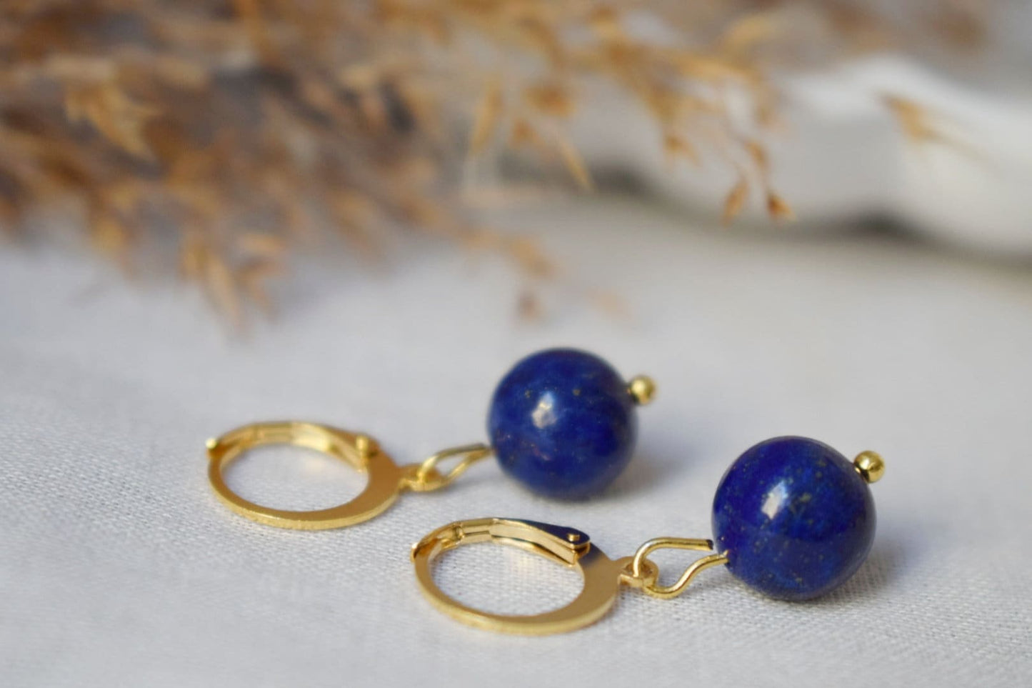 Lapislazuli Ohrringe, Edelstein Blau Gold Huggies, Blauer Lapis, September Geburtsstein, Hängende Kugel Stein Ohrringe, Schmuck Geschenk für Sie
