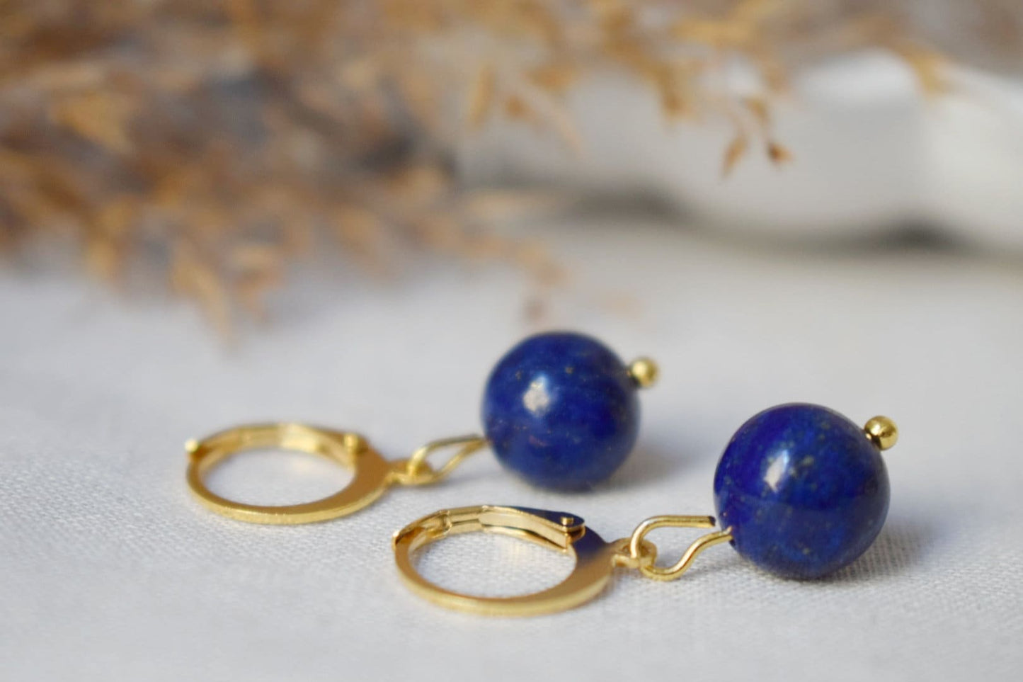 Lapislazuli Ohrringe, Edelstein Blau Gold Huggies, Blauer Lapis, September Geburtsstein, Hängende Kugel Stein Ohrringe, Schmuck Geschenk für Sie