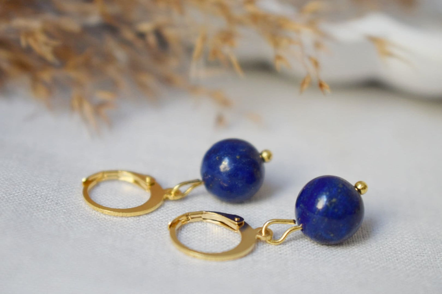 Lapislazuli Ohrringe, Edelstein Blau Gold Huggies, Blauer Lapis, September Geburtsstein, Hängende Kugel Stein Ohrringe, Schmuck Geschenk für Sie