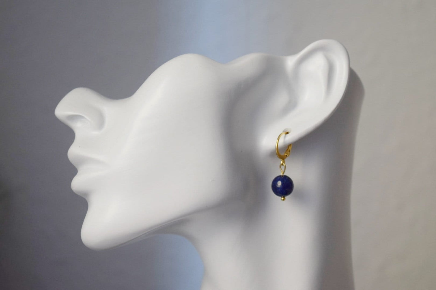 Lapislazuli Ohrringe, Edelstein Blau Gold Huggies, Blauer Lapis, September Geburtsstein, Hängende Kugel Stein Ohrringe, Schmuck Geschenk für Sie