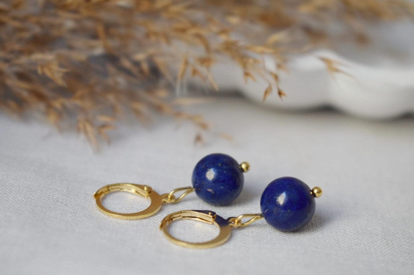 Lapislazuli Ohrringe, Edelstein Blau Gold Huggies, Blauer Lapis, September Geburtsstein, Hängende Kugel Stein Ohrringe, Schmuck Geschenk für Sie