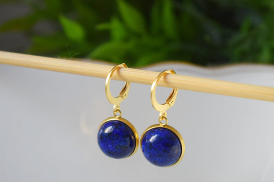 Lapislazuli Ohrringe, Huggie Blue Lapis Hängeohrringe, 24k vergoldet, rund, 12mm, September Geburtsstein Schmuck, Geschenk für Sie