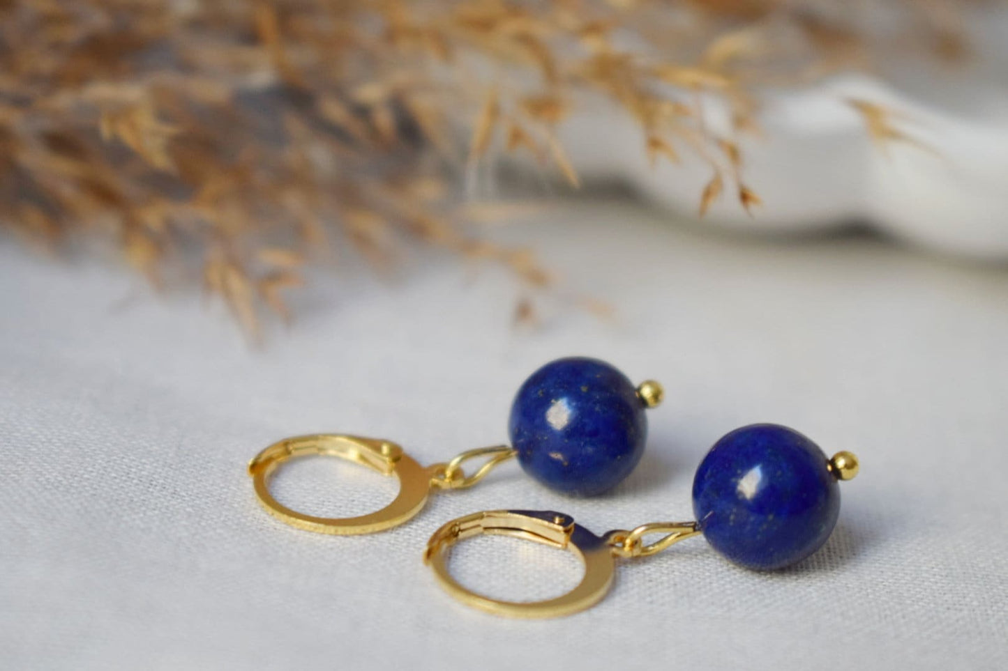 Lapislazuli Ohrringe, Edelstein Blau Gold Huggies, Blauer Lapis, September Geburtsstein, Hängende Kugel Stein Ohrringe, Schmuck Geschenk für Sie