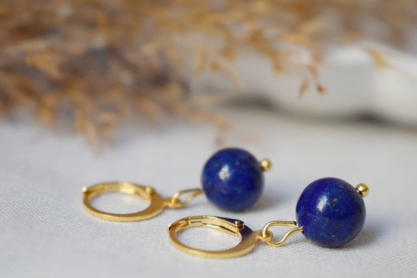 Lapislazuli Ohrringe, Edelstein Blau Gold Huggies, Blauer Lapis, September Geburtsstein, Hängende Kugel Stein Ohrringe, Schmuck Geschenk für Sie