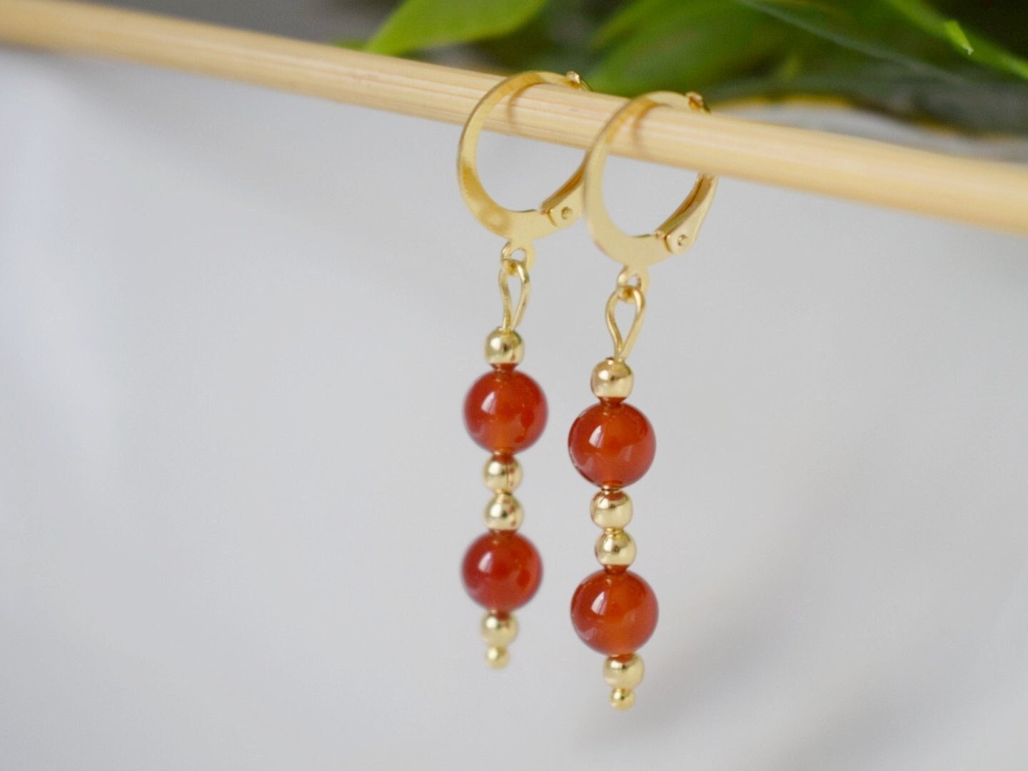 Karneol Ohrringe, Rot Orange Karneol Edelstein Huggie Ohrringe, Vergoldeter Edelstahl Schmuck, Naturstein, Geschenk für Sie