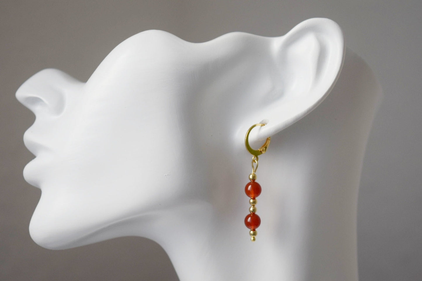 Karneol Ohrringe, Rot Orange Karneol Edelstein Huggie Ohrringe, Vergoldeter Edelstahl Schmuck, Naturstein, Geschenk für Sie