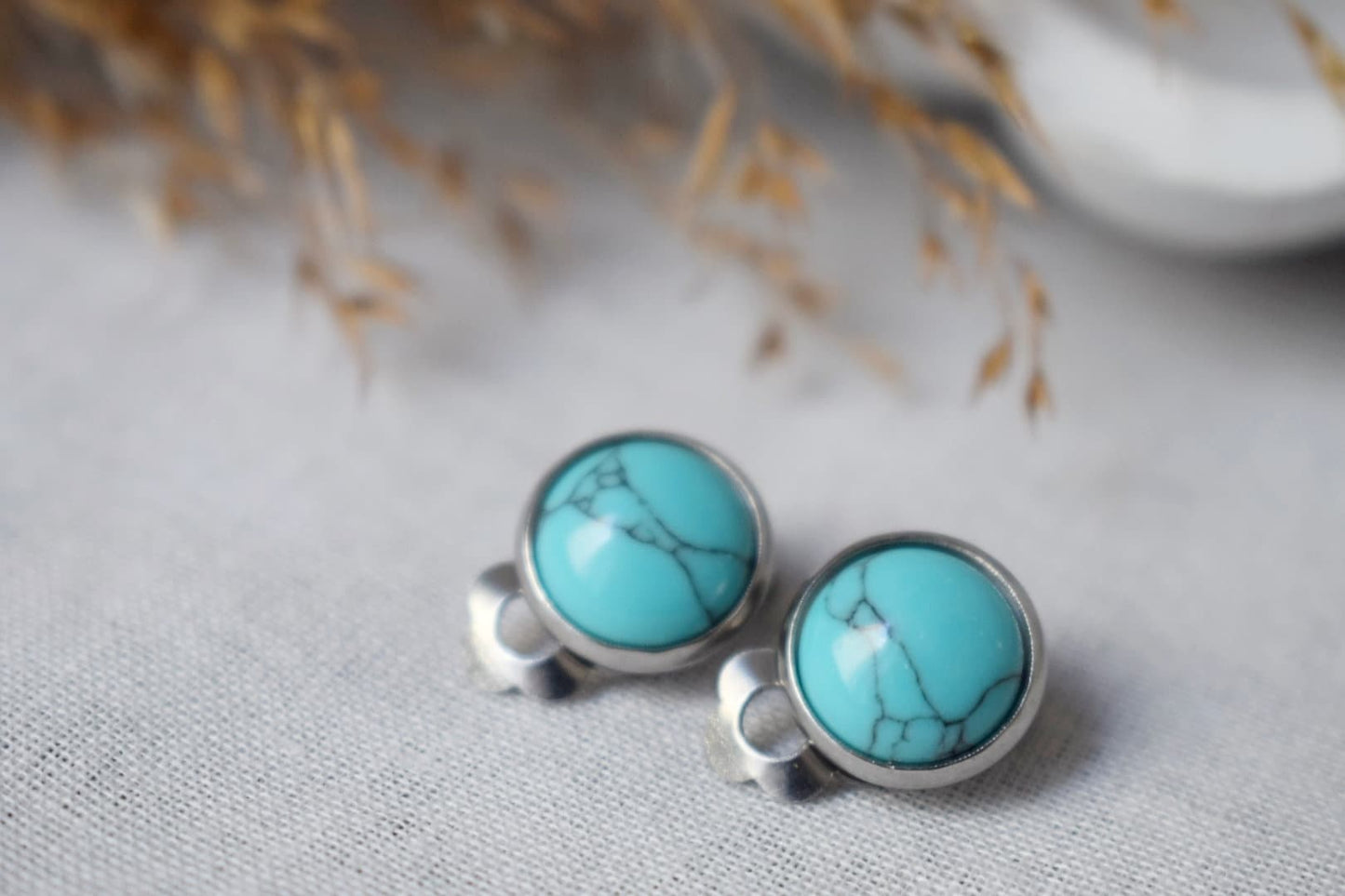 Ohrclips türkis, Ohrclips mit blauen Edelsteinen für Frauen, Ohrringe aus chirurgischem Edelstahl ohne Ohrloch, leichter handgefertigter Schmuck