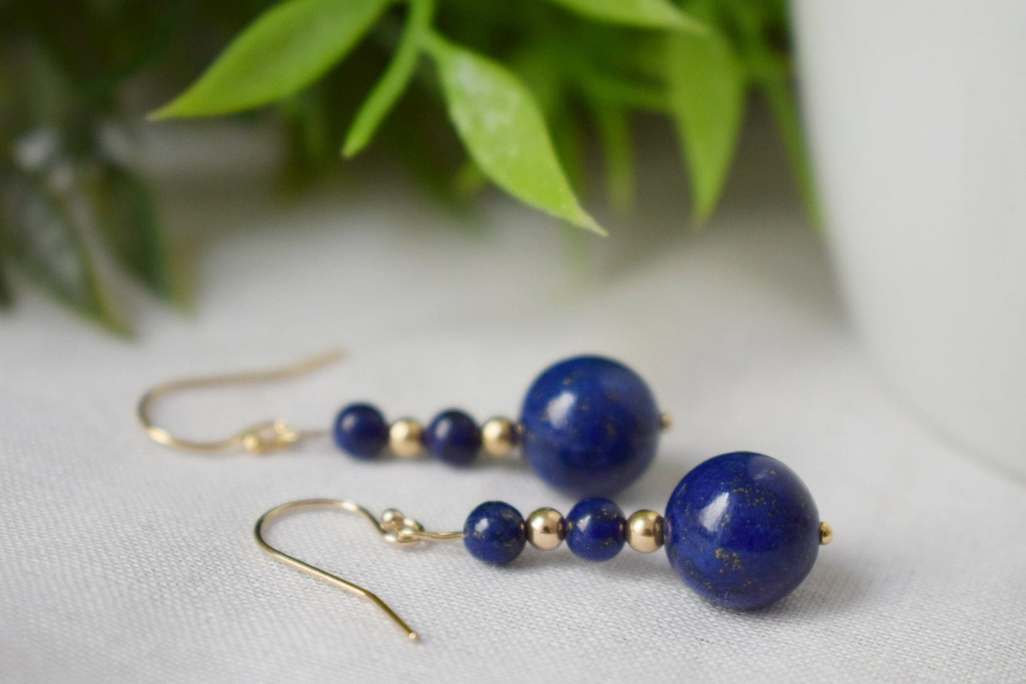 Goldgefüllte Lapisohrringe, Lapislazuli-Ohrringe, Edelsteinohrringe, Steinohrringe, Gold, 14 Karat, Dunkelblau, zierlich, Geschenk für Frauen
