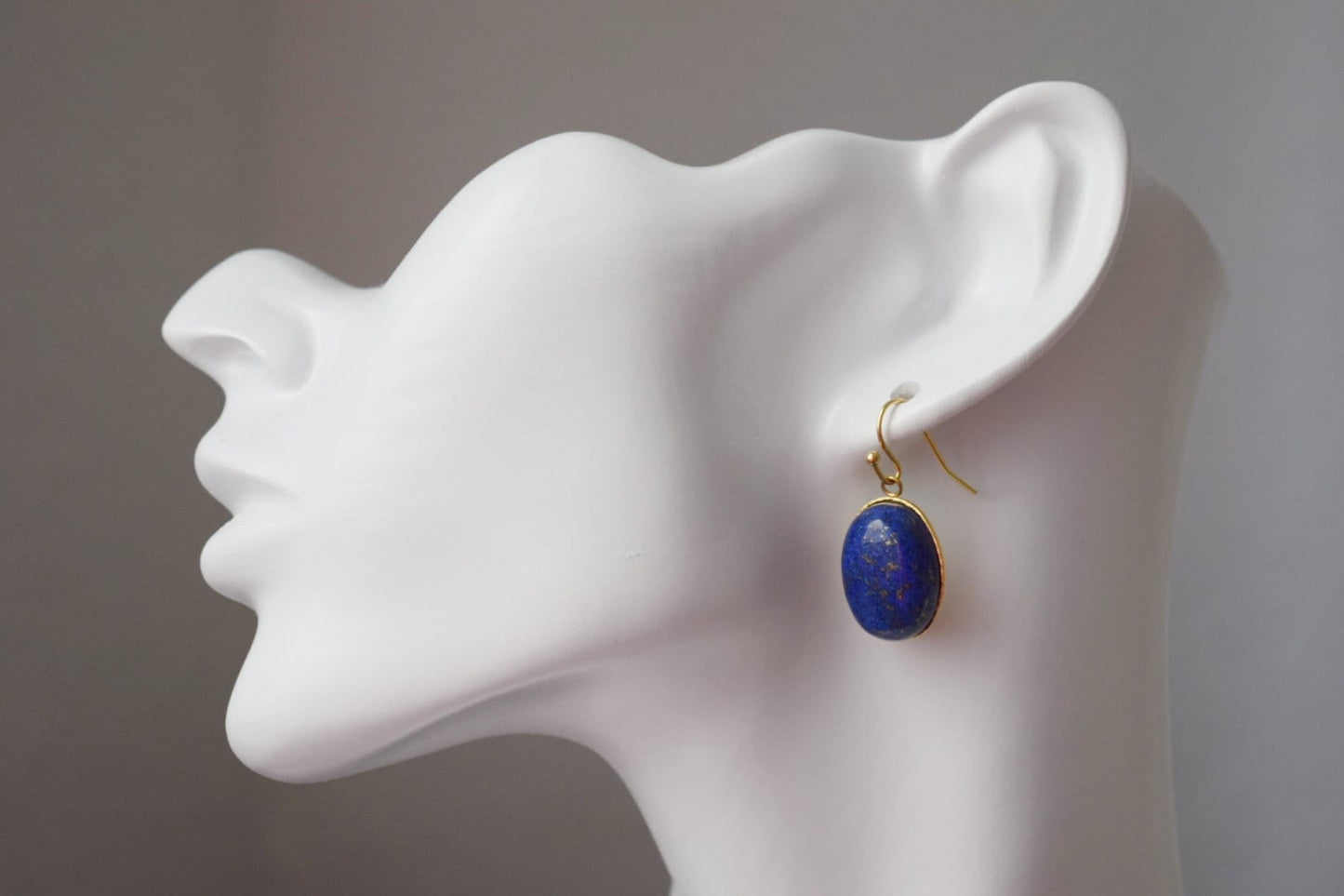 Lapislazuli Gold Ohrringe, Ovale blaue Lapis Ohrringe, Königsblau, Hängende Ohrringe, September Geburtsstein Schmuck, Lapis, Geschenk für Sie