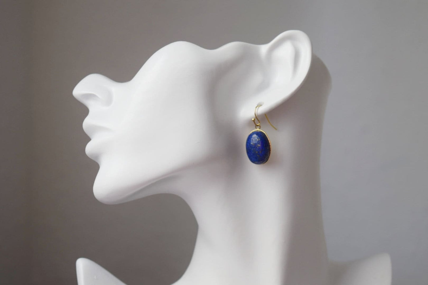 Lapislazuli Gold Ohrringe, Ovale blaue Lapis Ohrringe, Königsblau, Hängende Ohrringe, September Geburtsstein Schmuck, Lapis, Geschenk für Sie