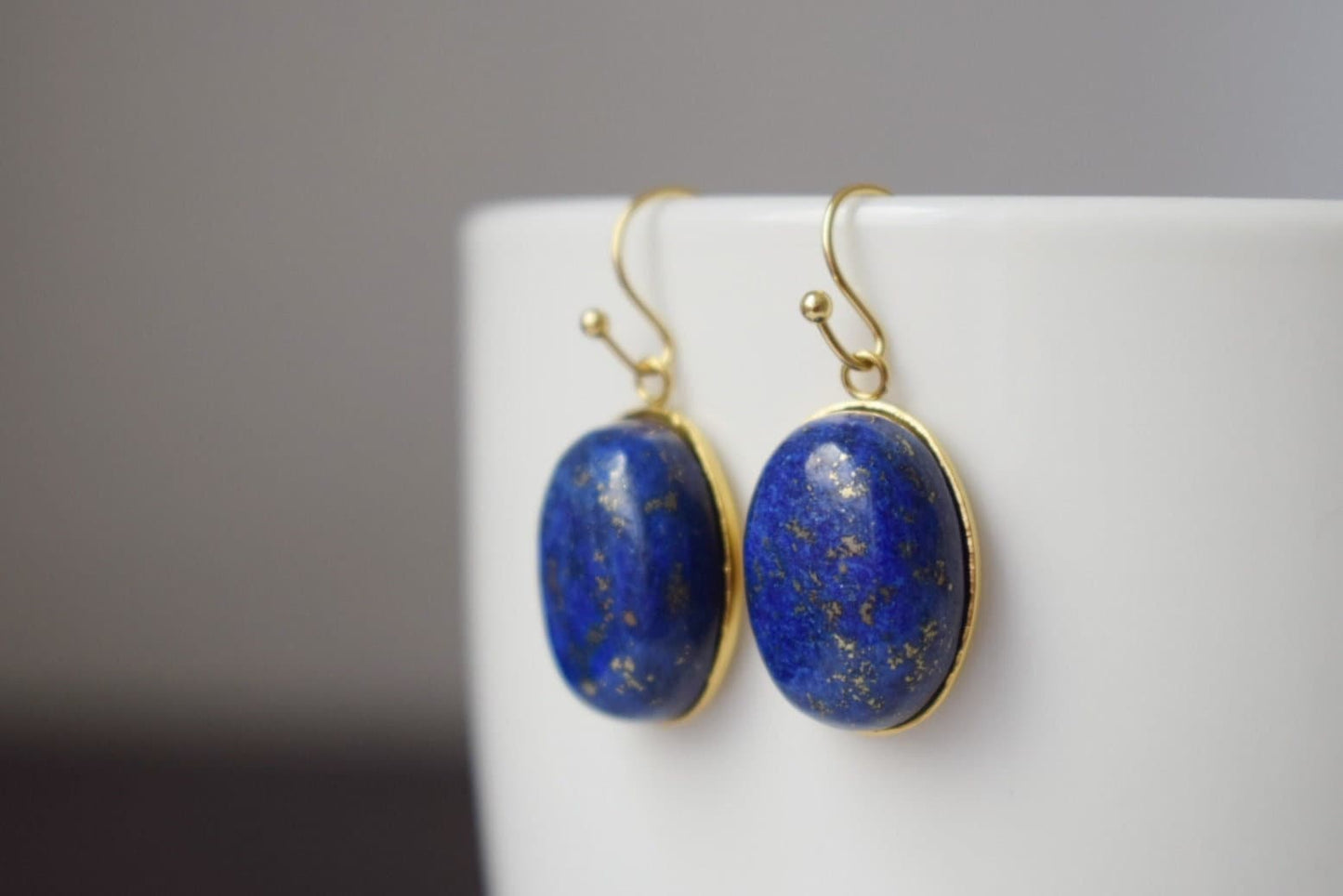 Lapislazuli Gold Ohrringe, Ovale blaue Lapis Ohrringe, Königsblau, Hängende Ohrringe, September Geburtsstein Schmuck, Lapis, Geschenk für Sie