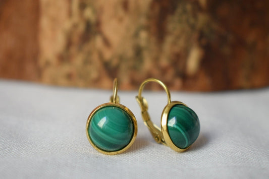 Natürliche Malachit-Ohrringe Gold, 10 mm Ohrhänger, klein, minimalistisch, grüner Edelstein, Hebelverschluss, Malachit-Schmuck, Geburtsstein-Ohrringe